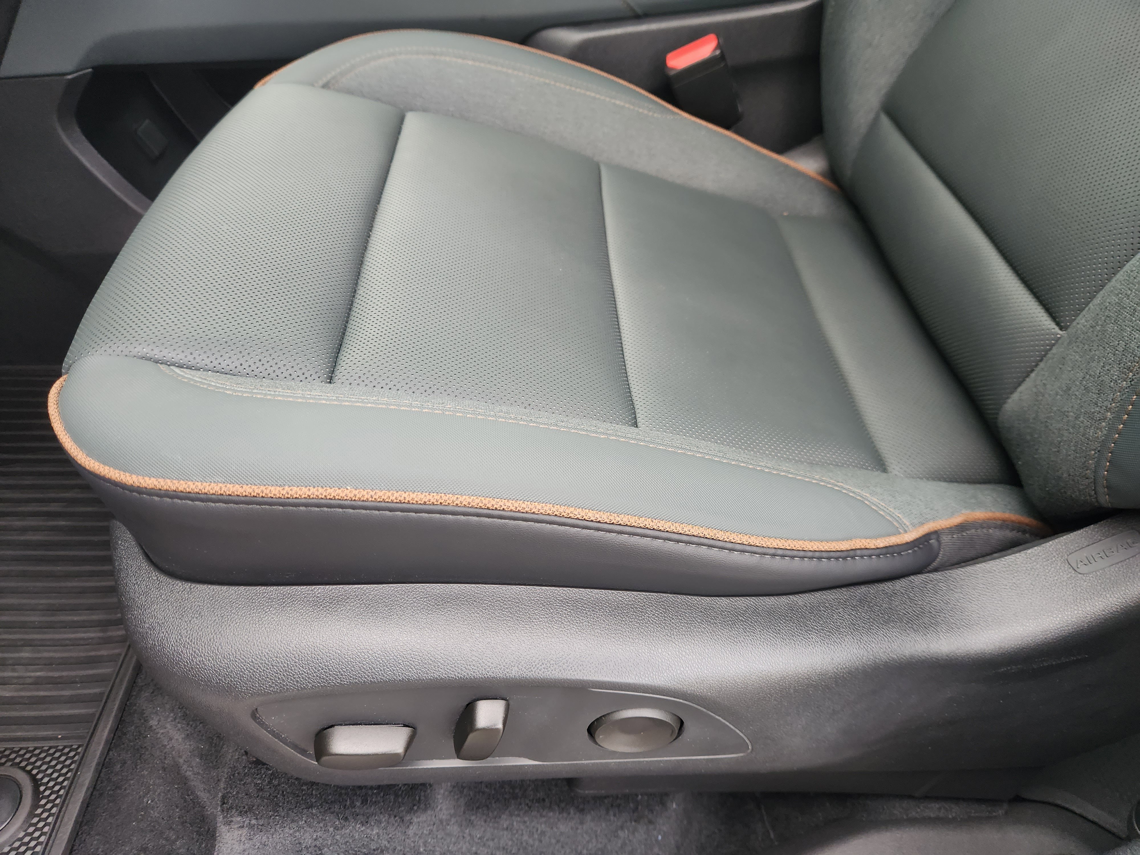 2025 GMC Acadia AWD AT4