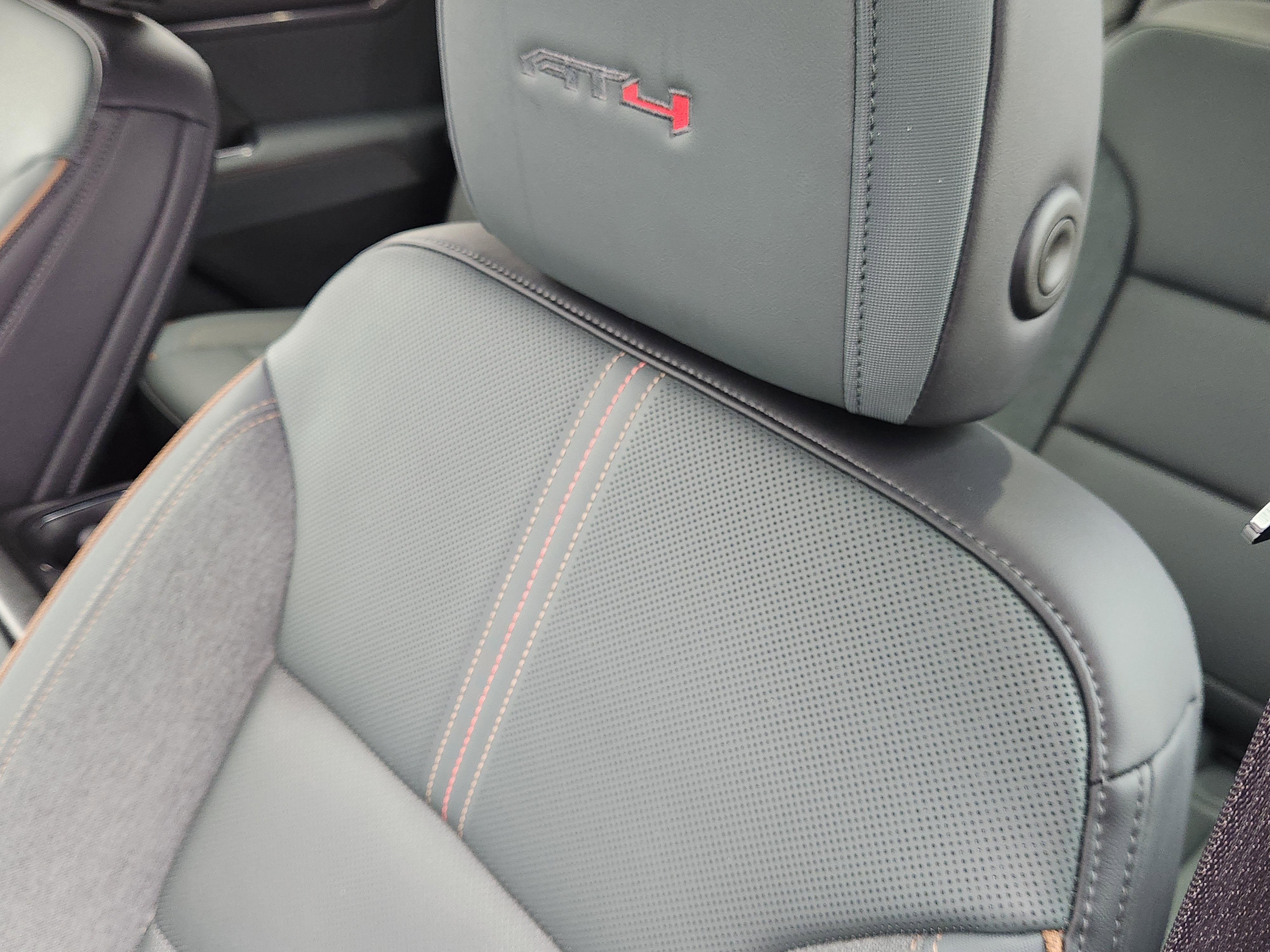 2025 GMC Acadia AWD AT4