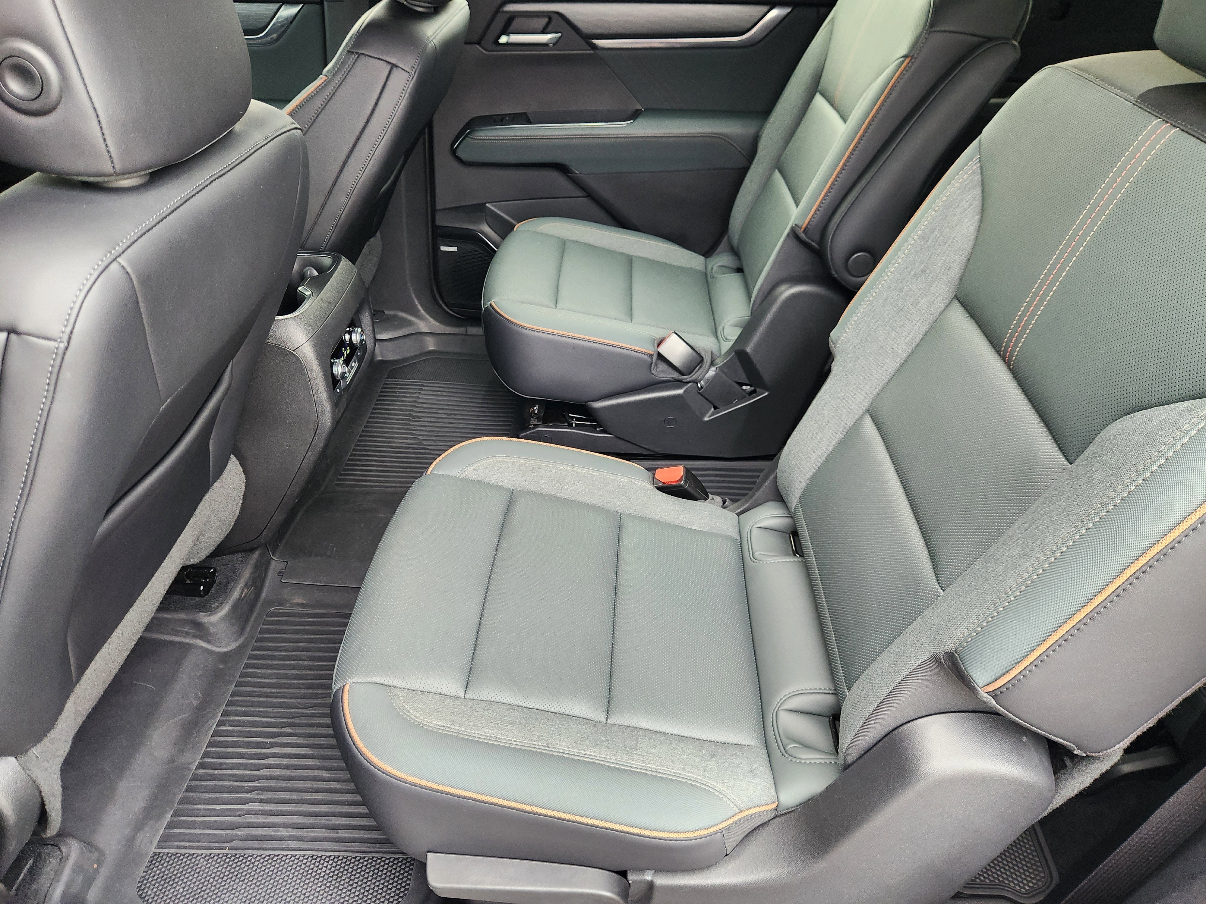 2025 GMC Acadia AWD AT4
