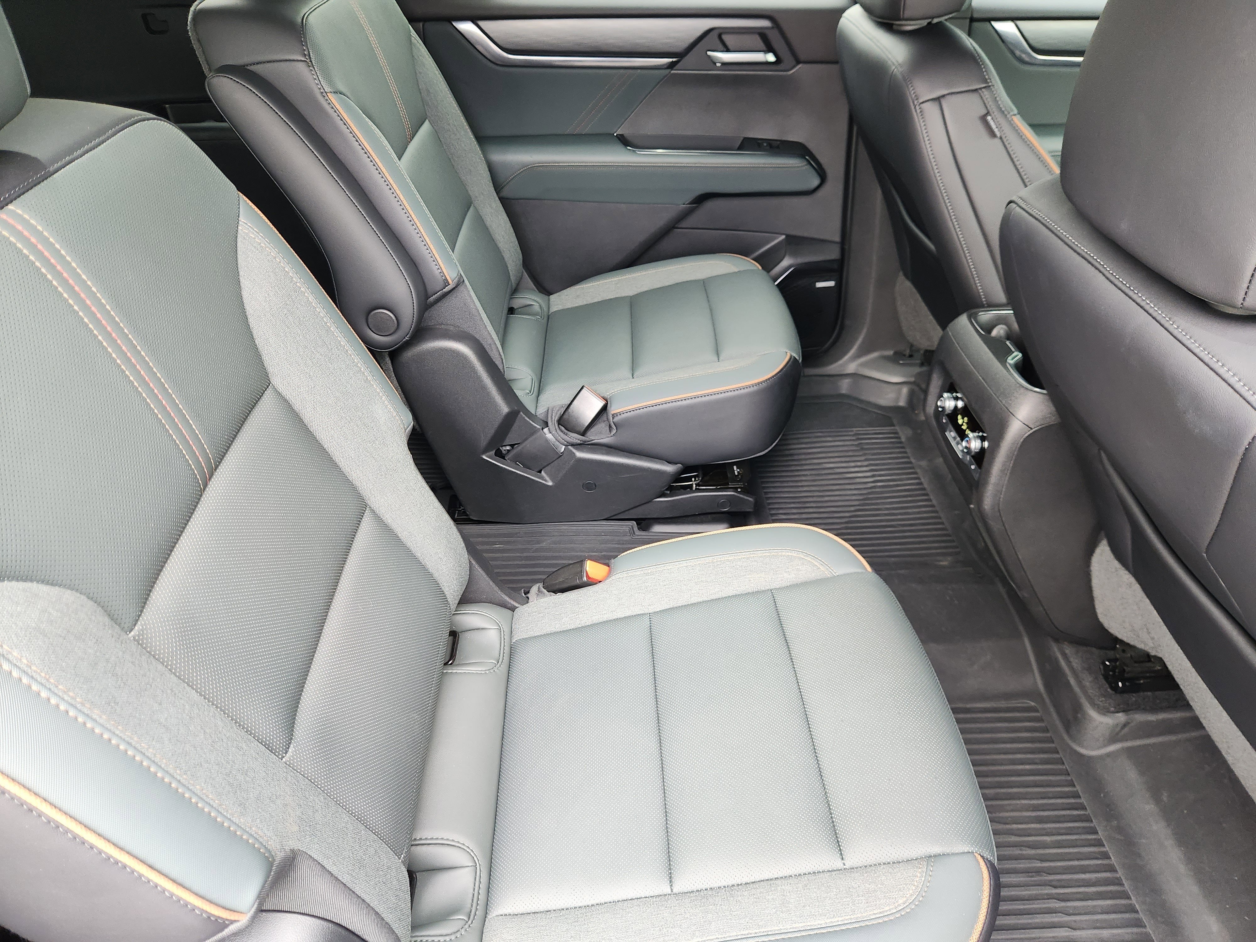 2025 GMC Acadia AWD AT4