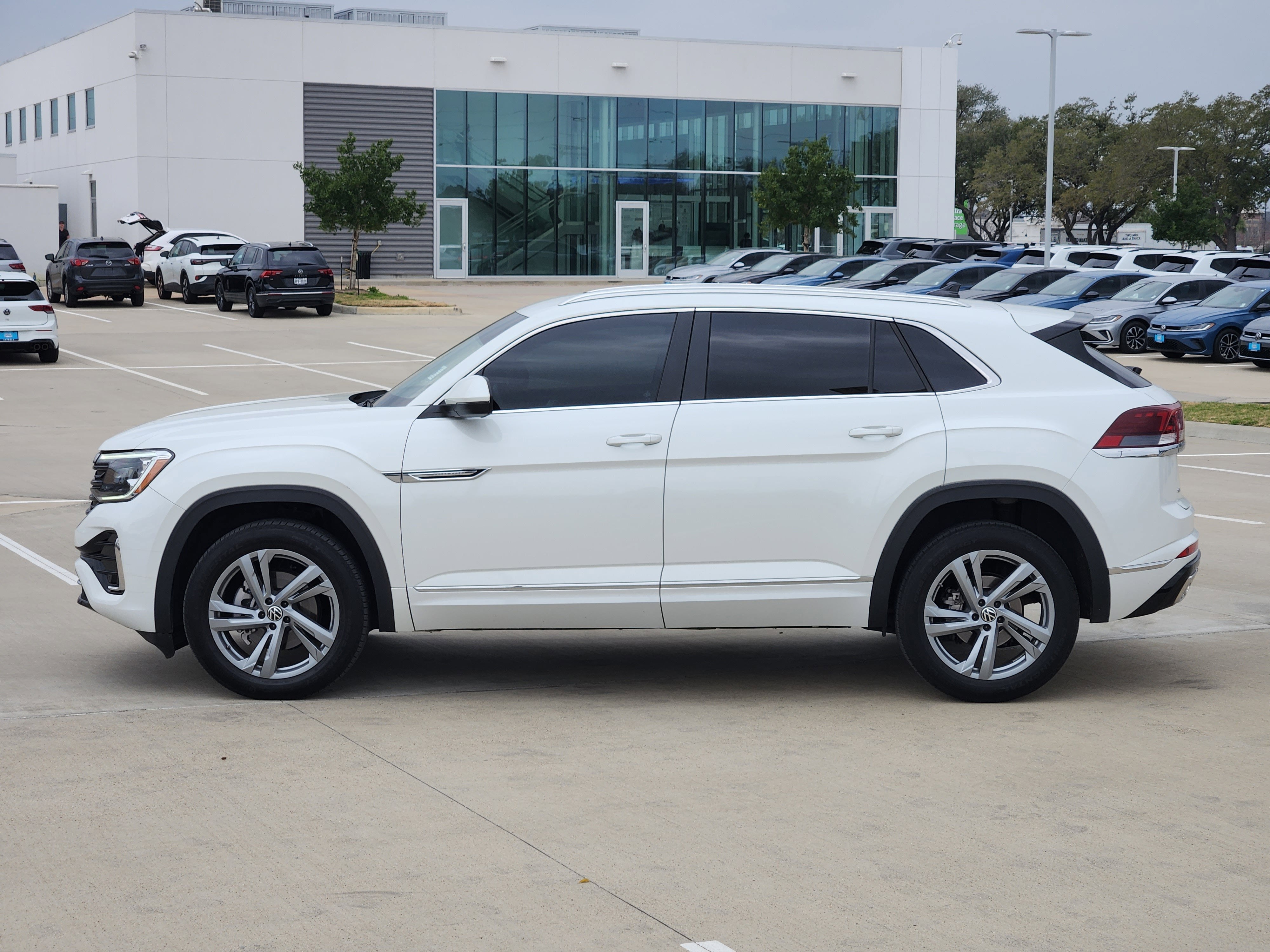 2024 Volkswagen Atlas Cross Sport 2.0T SEL R-Line