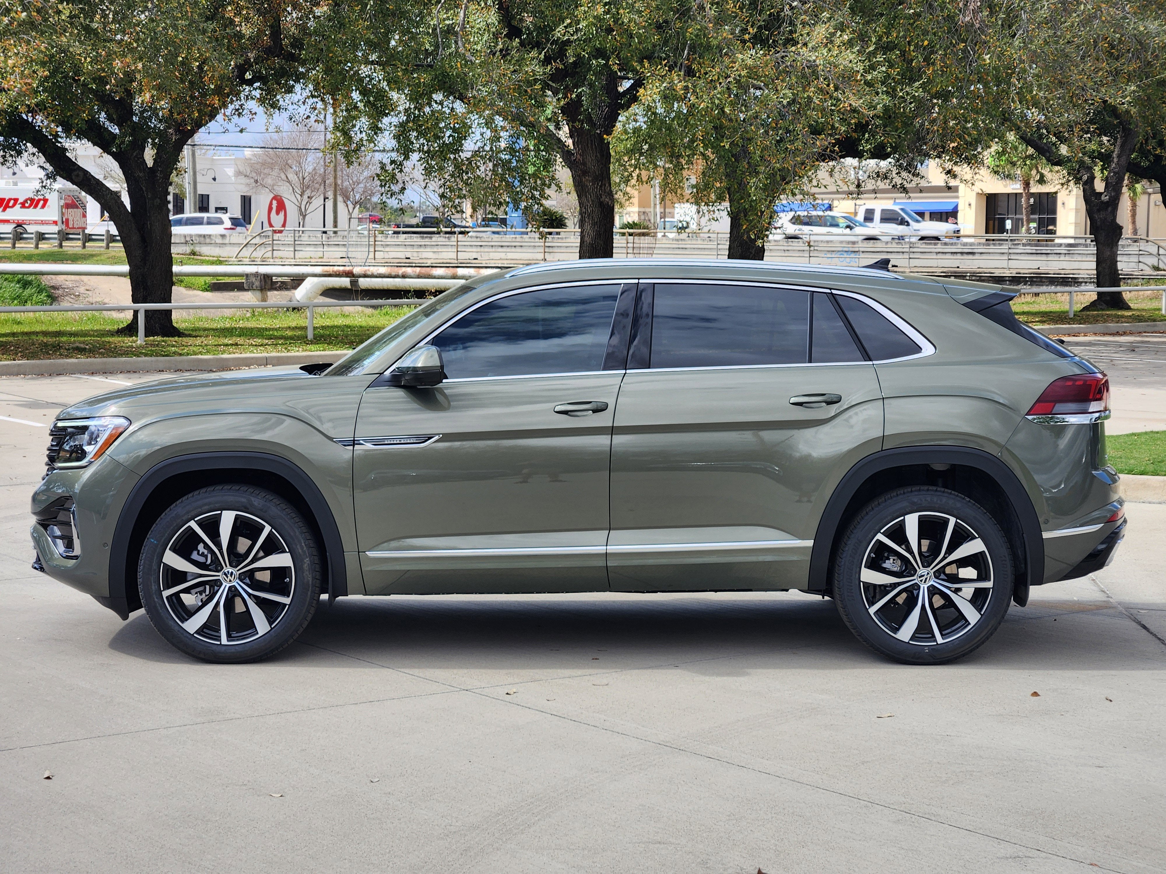 2026 Volkswagen Atlas Cross Sport 2.0T SEL Premium R-Line