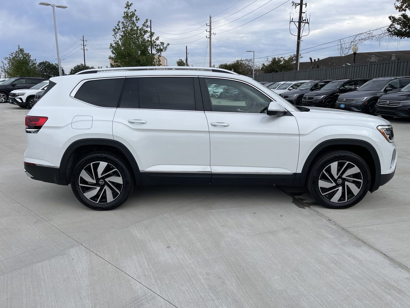 2024 Volkswagen Atlas 2.0T SEL Premium R-Line