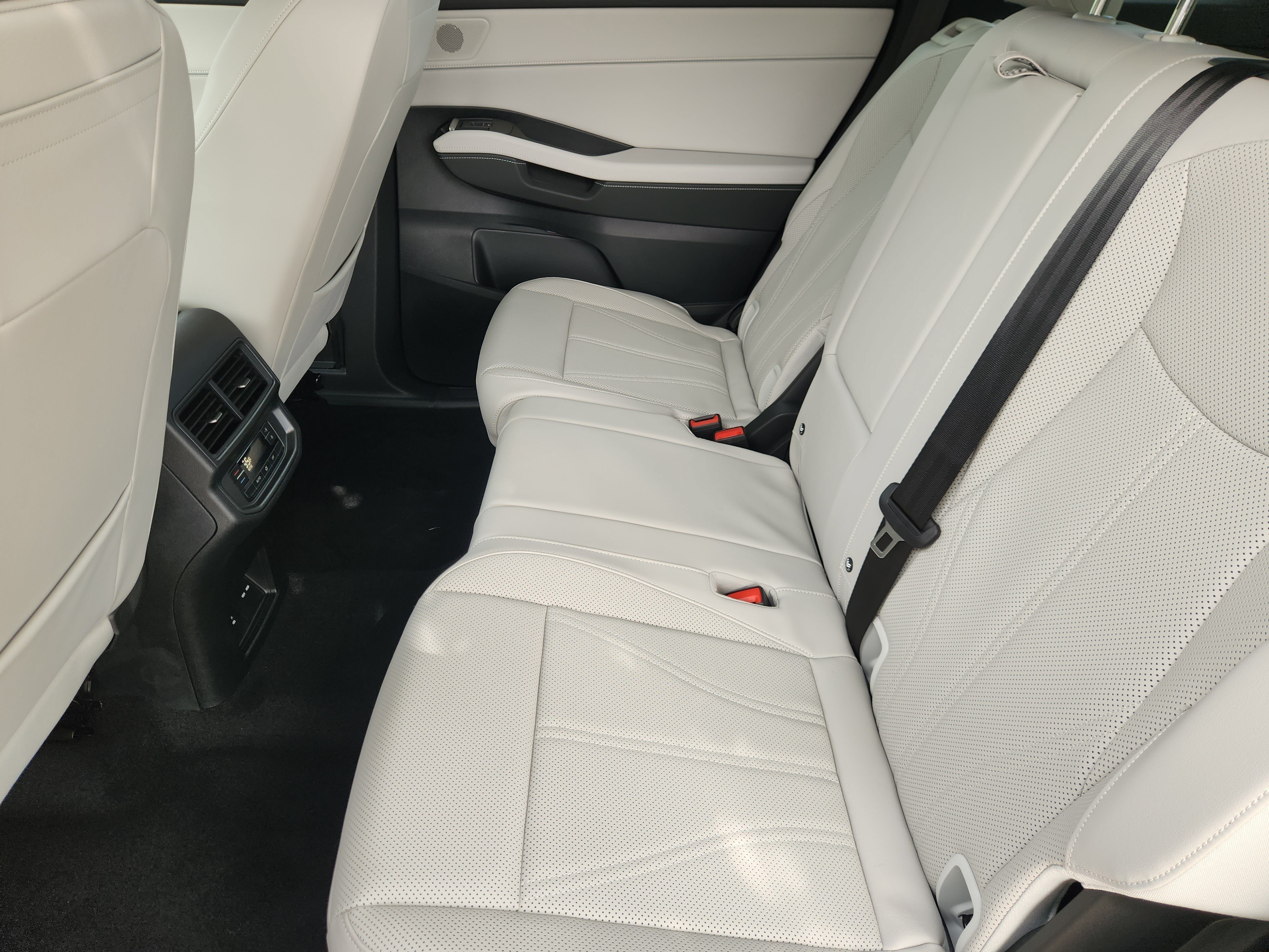 2027 Volkswagen Atlas SE w/Technology
