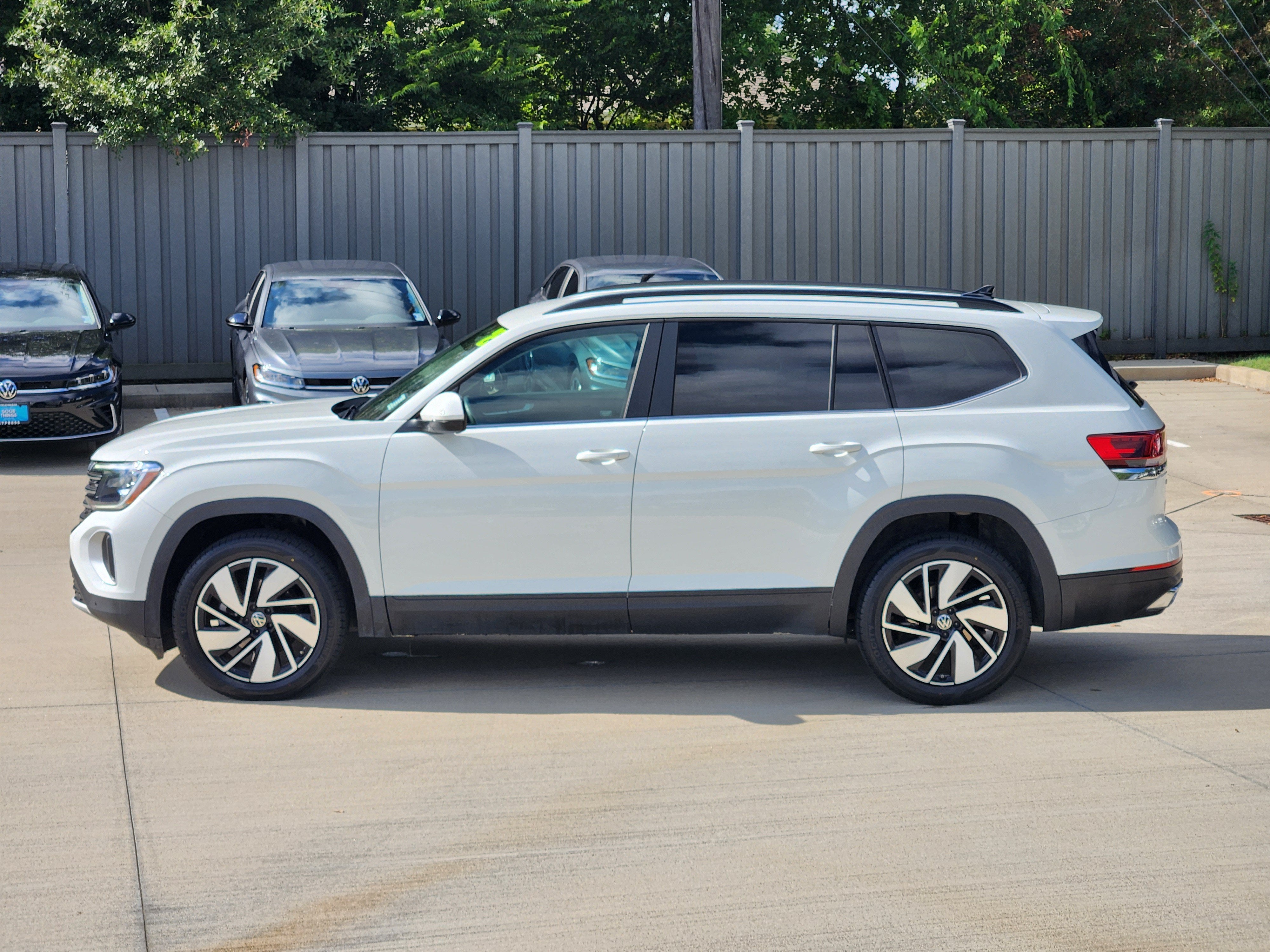 2025 Volkswagen Atlas 2.0T SE w/Technology