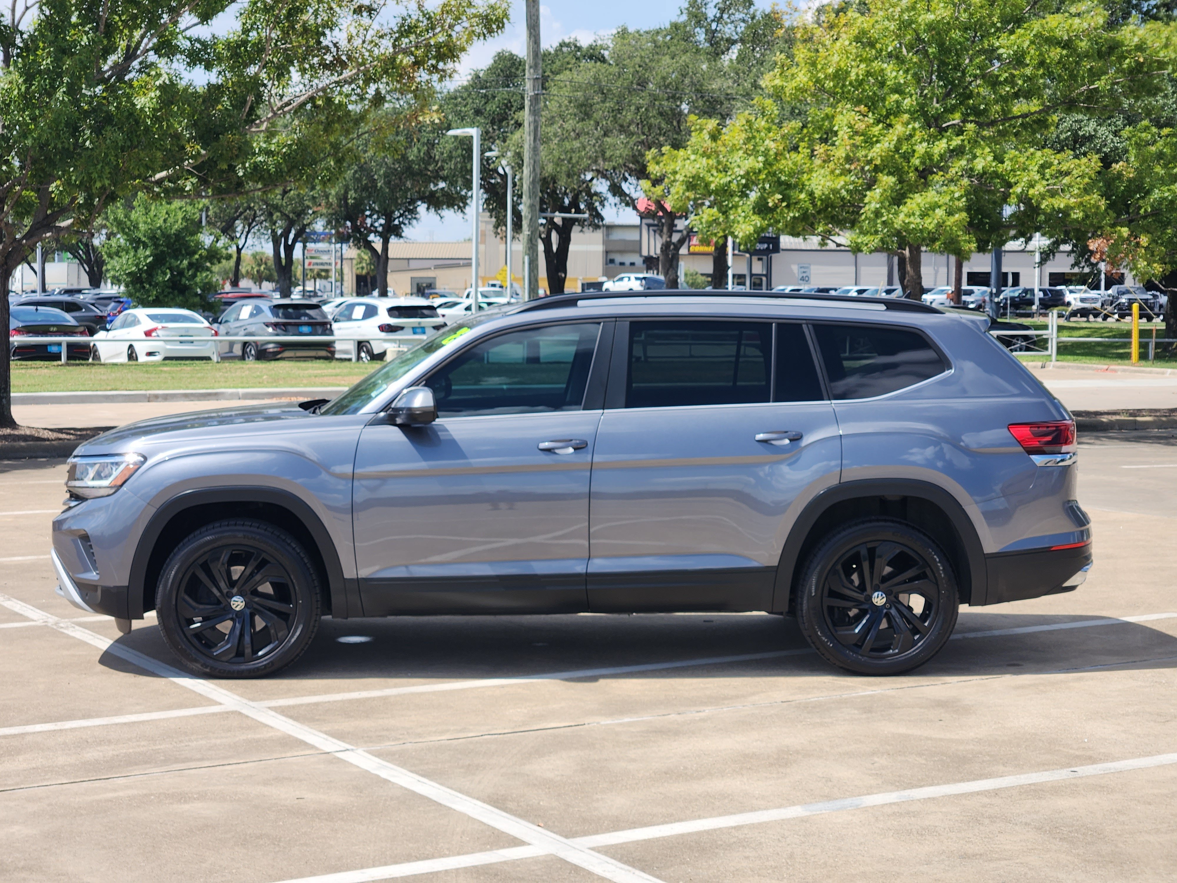 2023 Volkswagen Atlas 3.6L V6 SE w/Technology