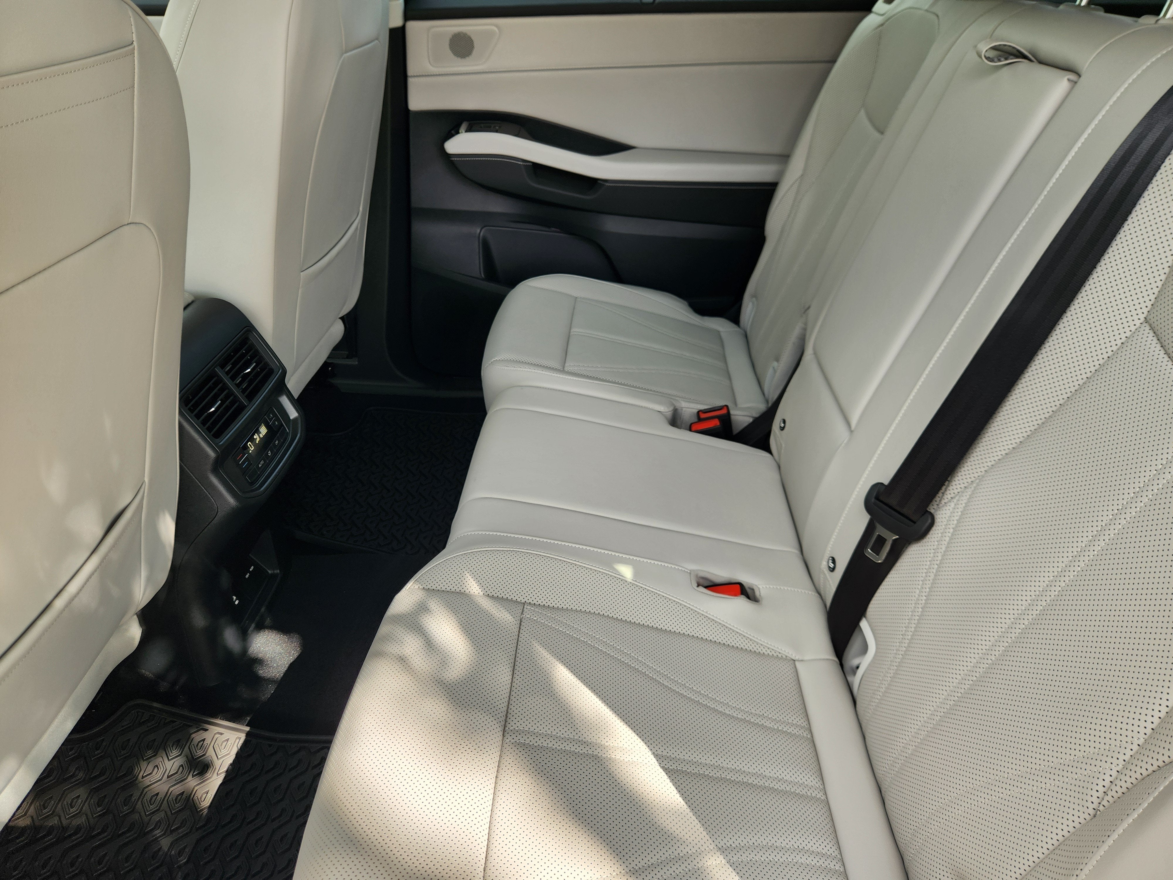 2027 Volkswagen Atlas SE w/Technology