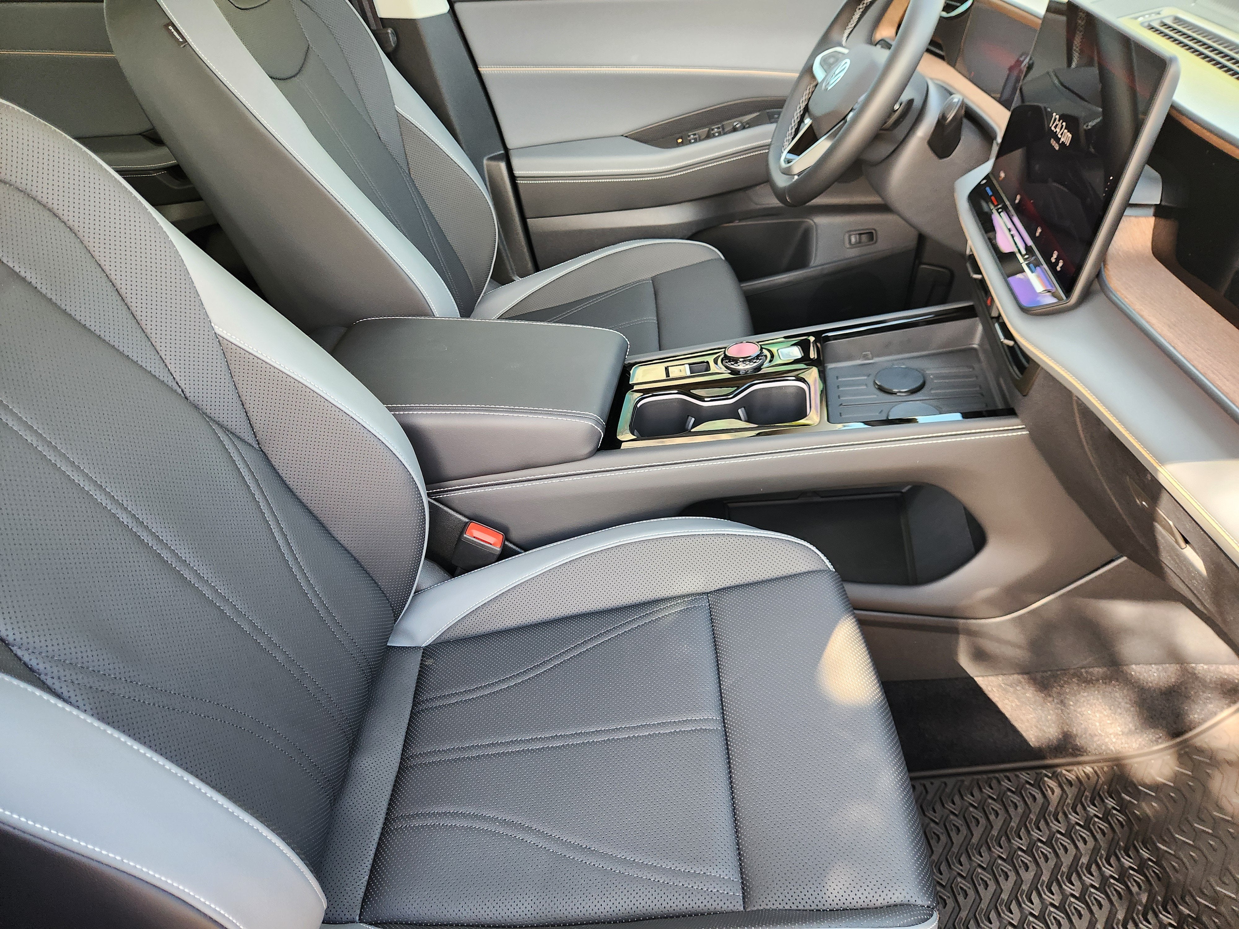 2027 Volkswagen Atlas SE w/Technology