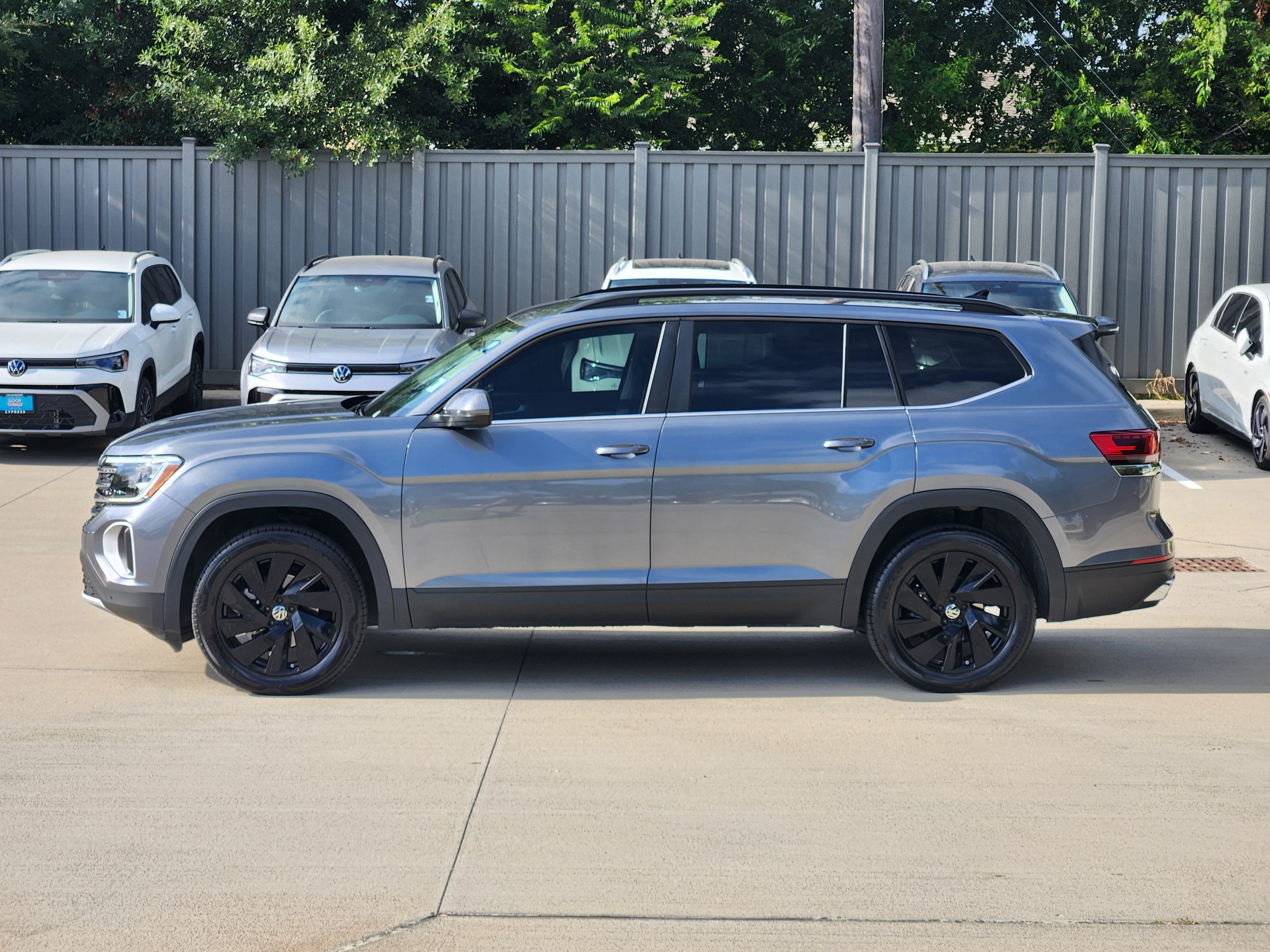2025 Volkswagen Atlas 2.0T SE w/Technology