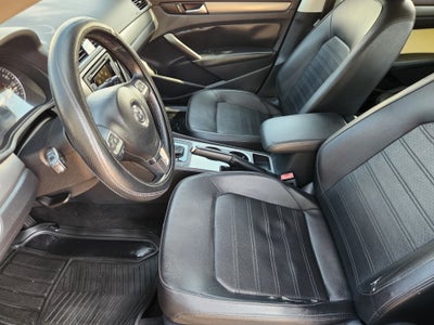 2015 Volkswagen Passat 1.8T SE w/Sunroof & Nav