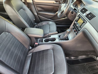 2015 Volkswagen Passat 1.8T SE w/Sunroof & Nav