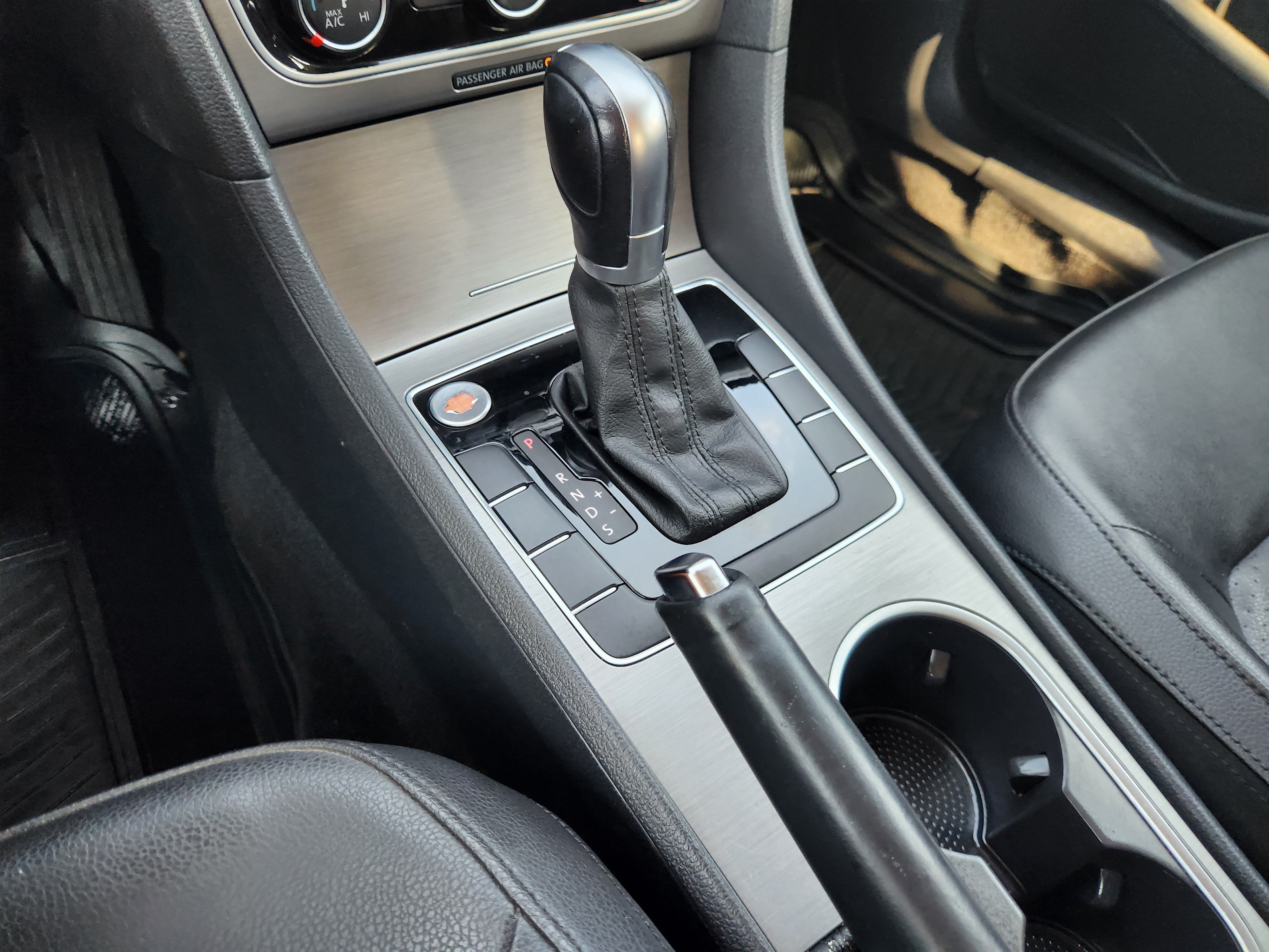 2015 Volkswagen Passat 1.8T SE w/Sunroof & Nav
