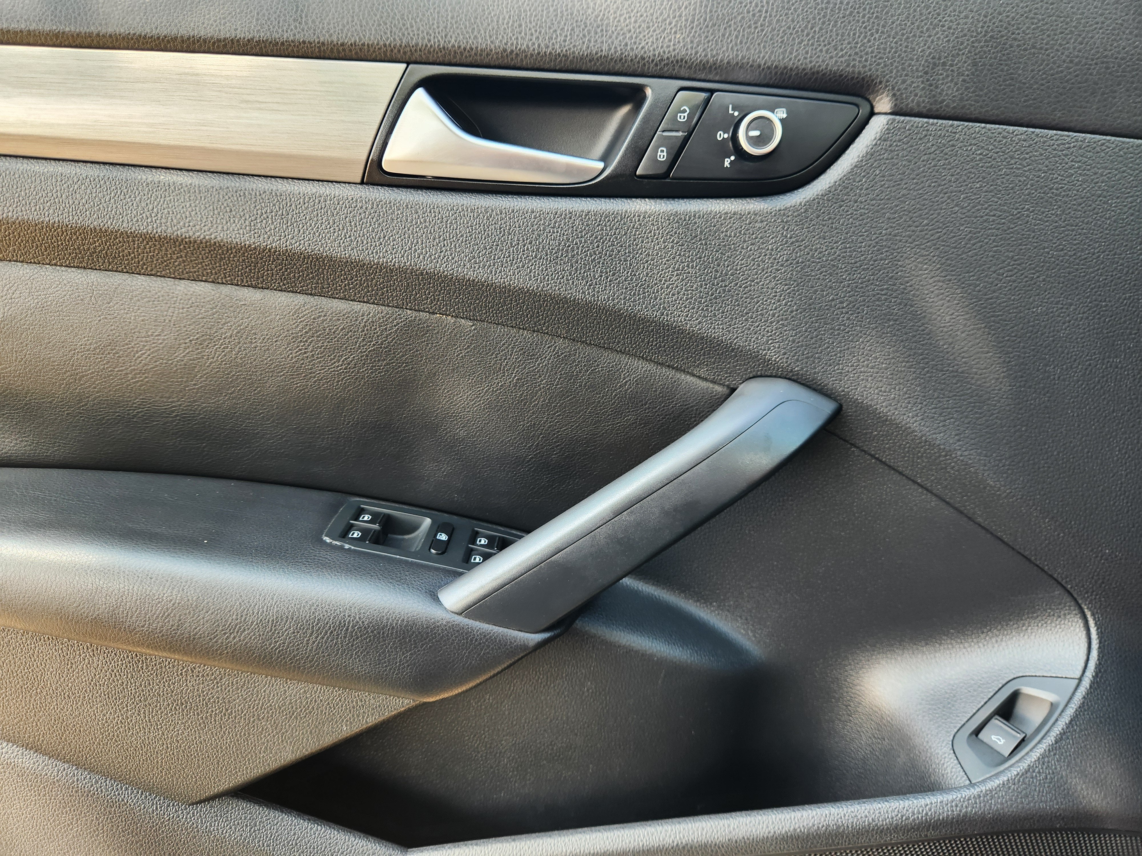 2015 Volkswagen Passat 1.8T SE w/Sunroof & Nav