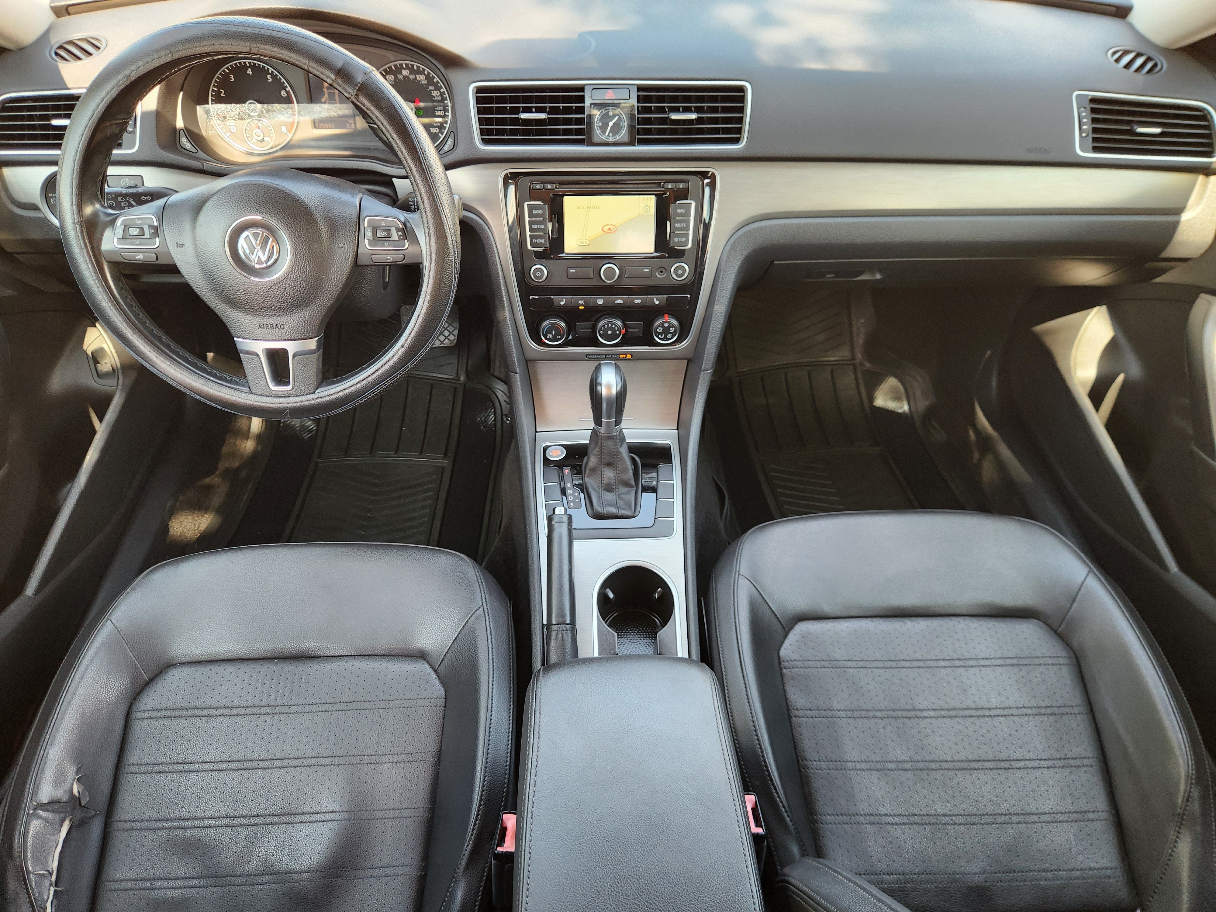 2015 Volkswagen Passat 1.8T SE w/Sunroof & Nav
