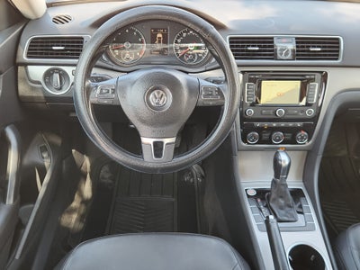 2015 Volkswagen Passat 1.8T SE w/Sunroof & Nav