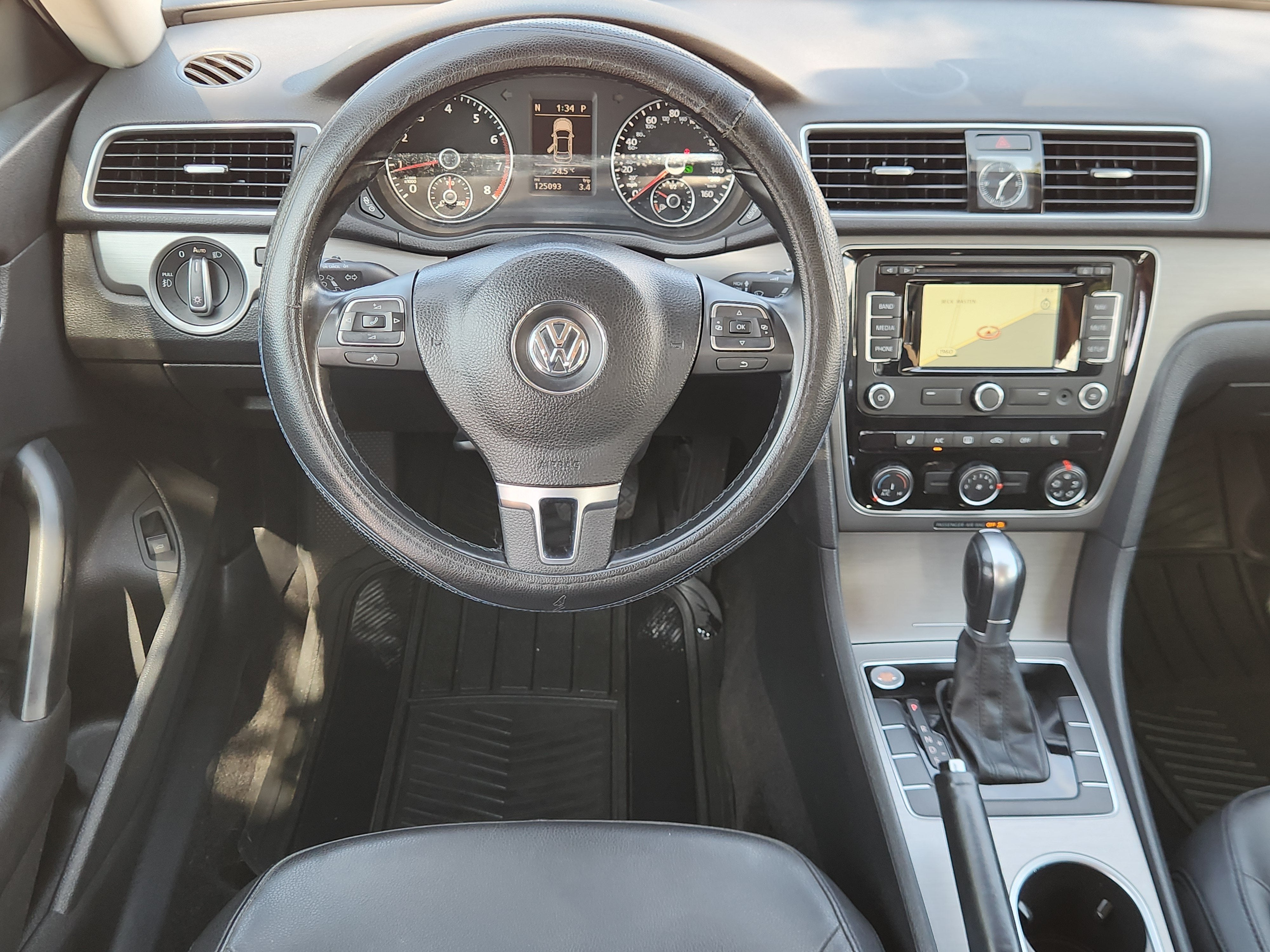 2015 Volkswagen Passat 1.8T SE w/Sunroof & Nav