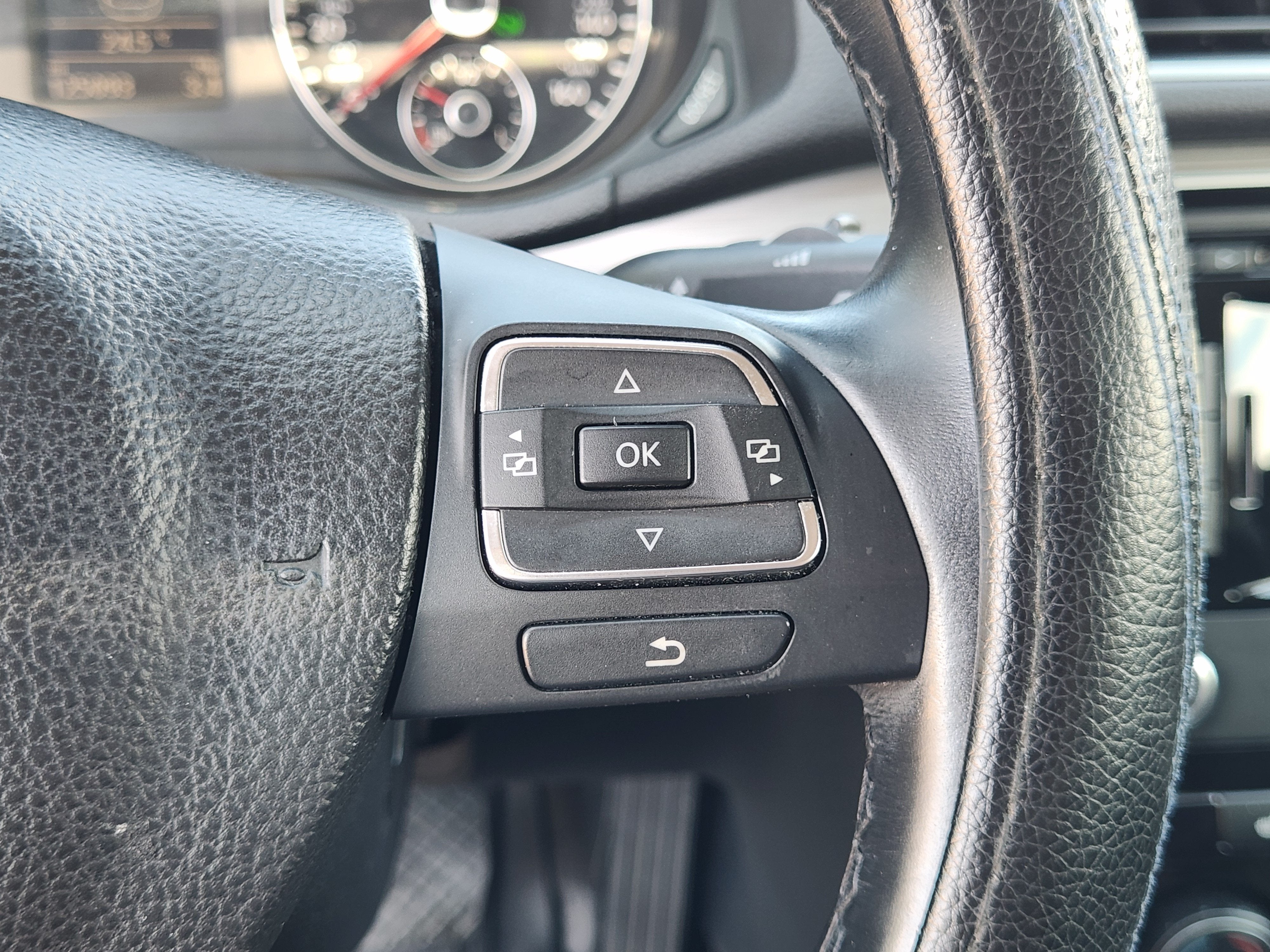 2015 Volkswagen Passat 1.8T SE w/Sunroof & Nav