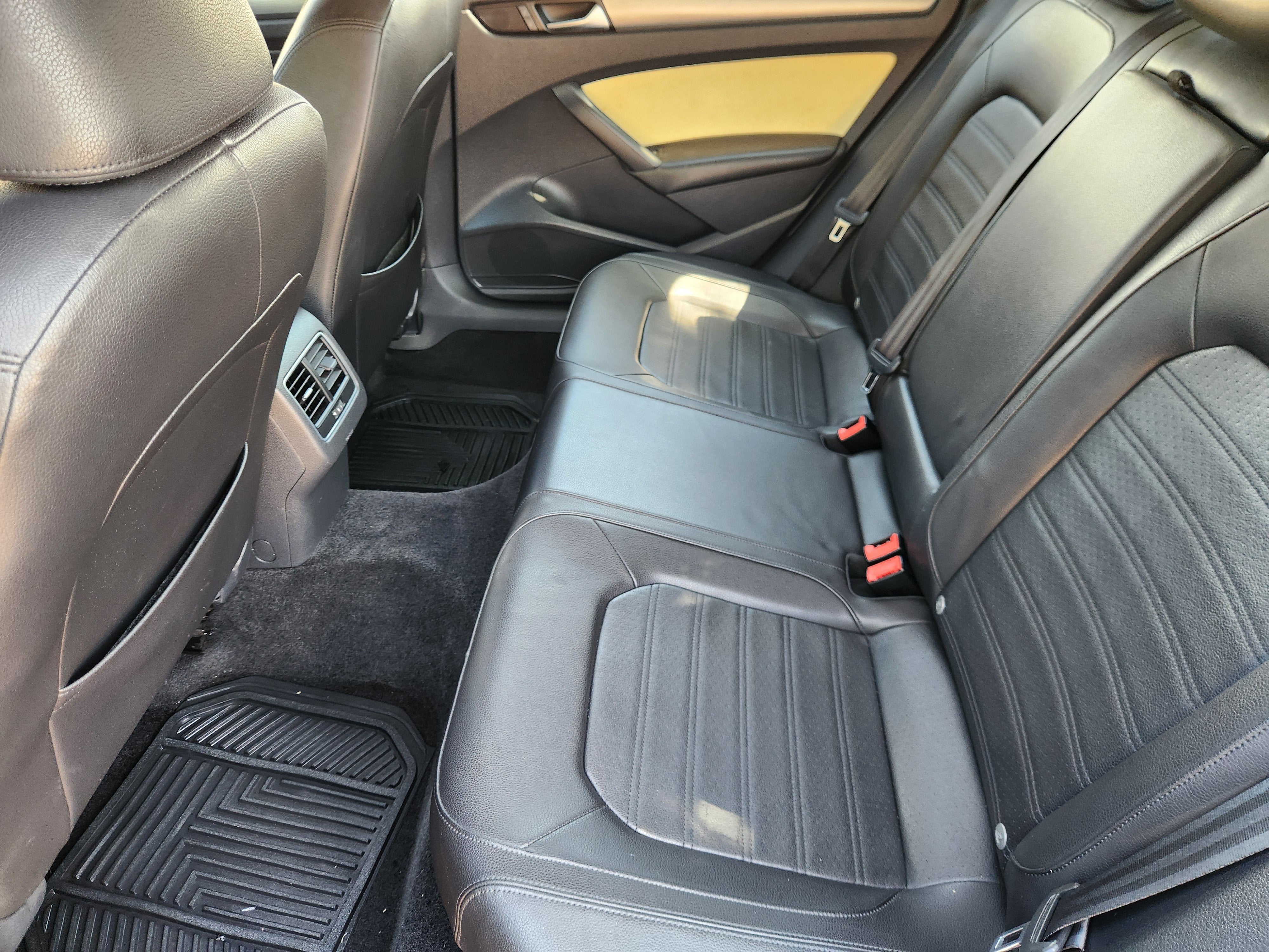 2015 Volkswagen Passat 1.8T SE w/Sunroof & Nav
