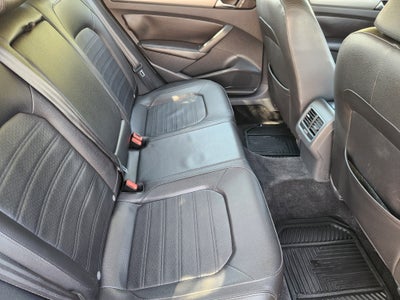 2015 Volkswagen Passat 1.8T SE w/Sunroof & Nav