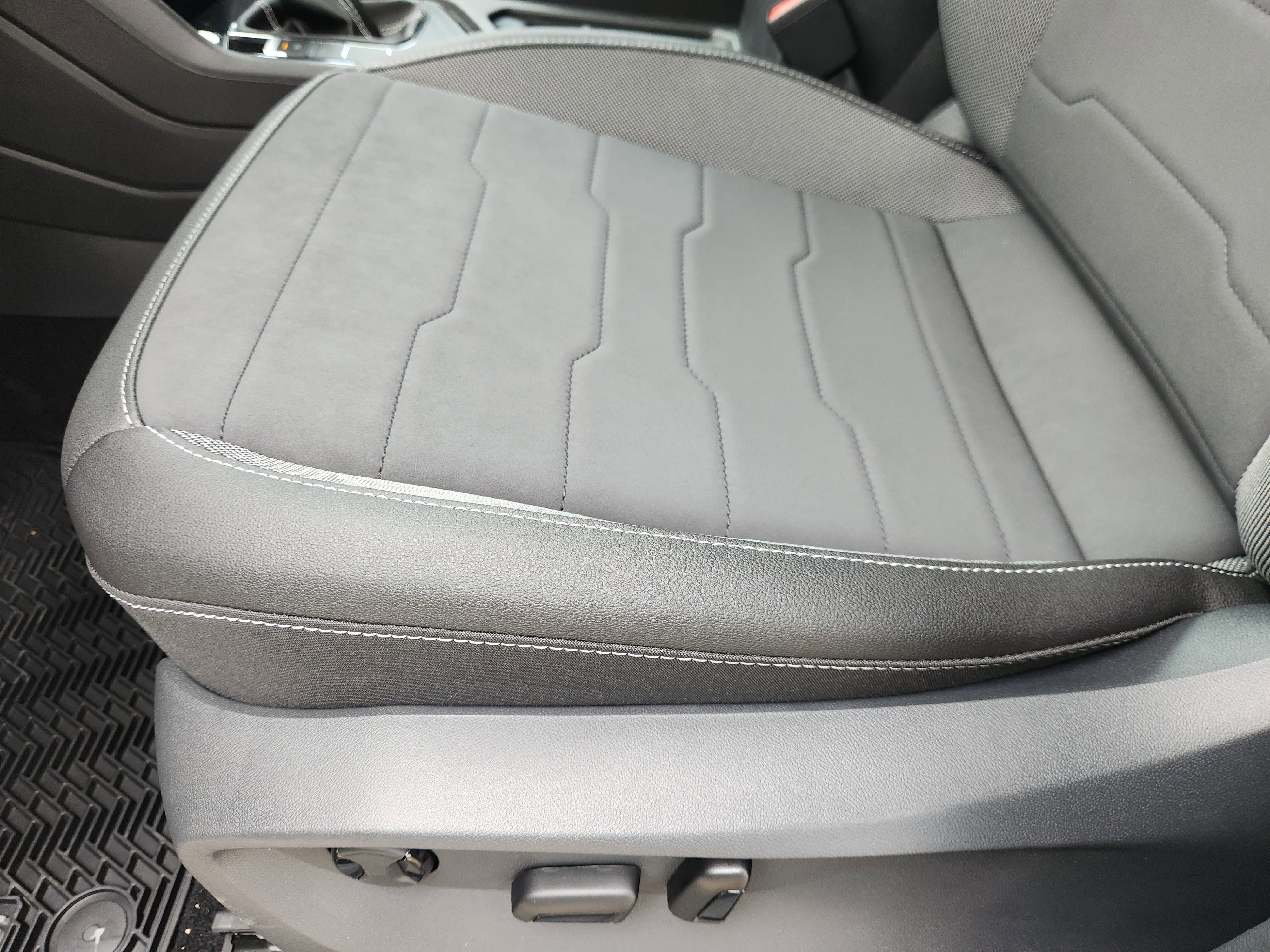 2026 Volkswagen Taos SE Black