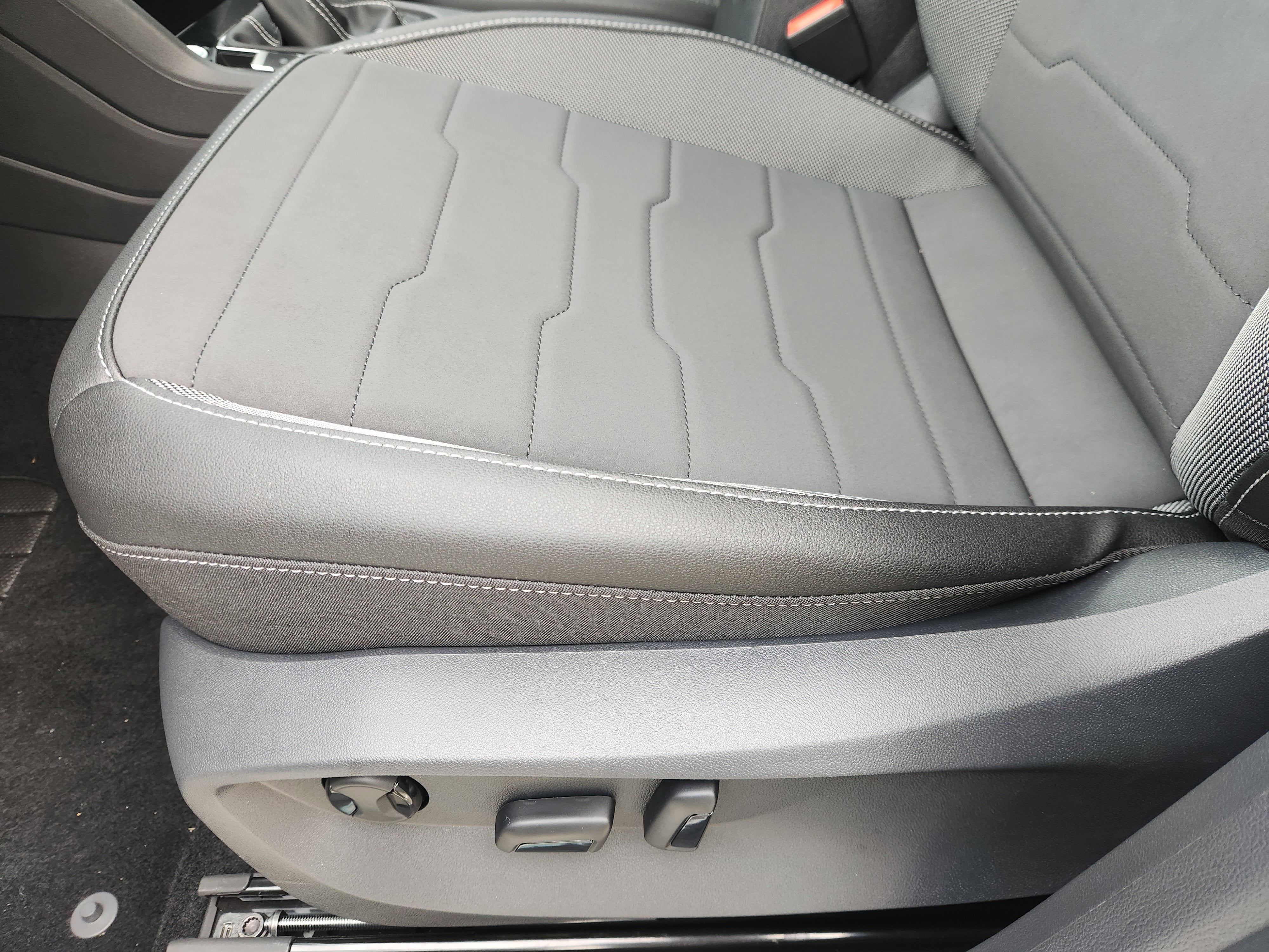 2026 Volkswagen Taos SE Black