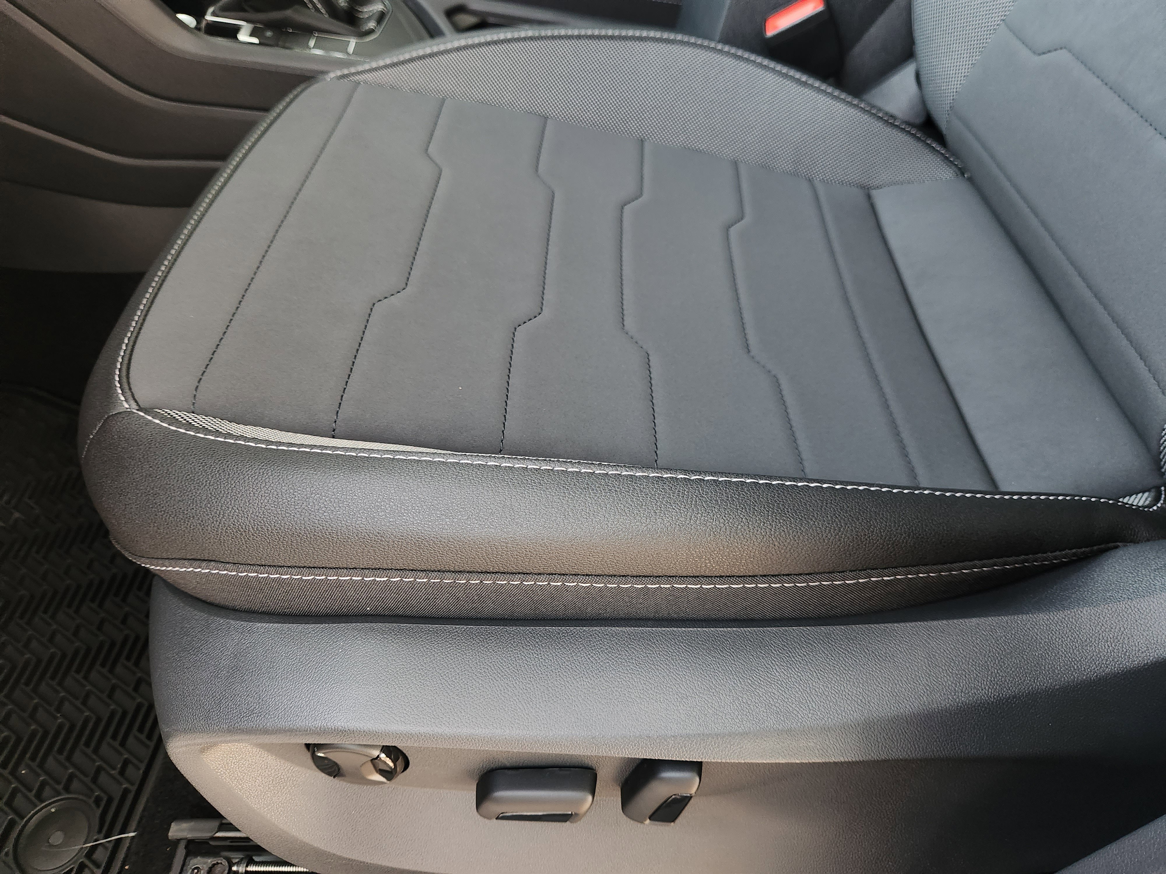 2026 Volkswagen Taos SE Black