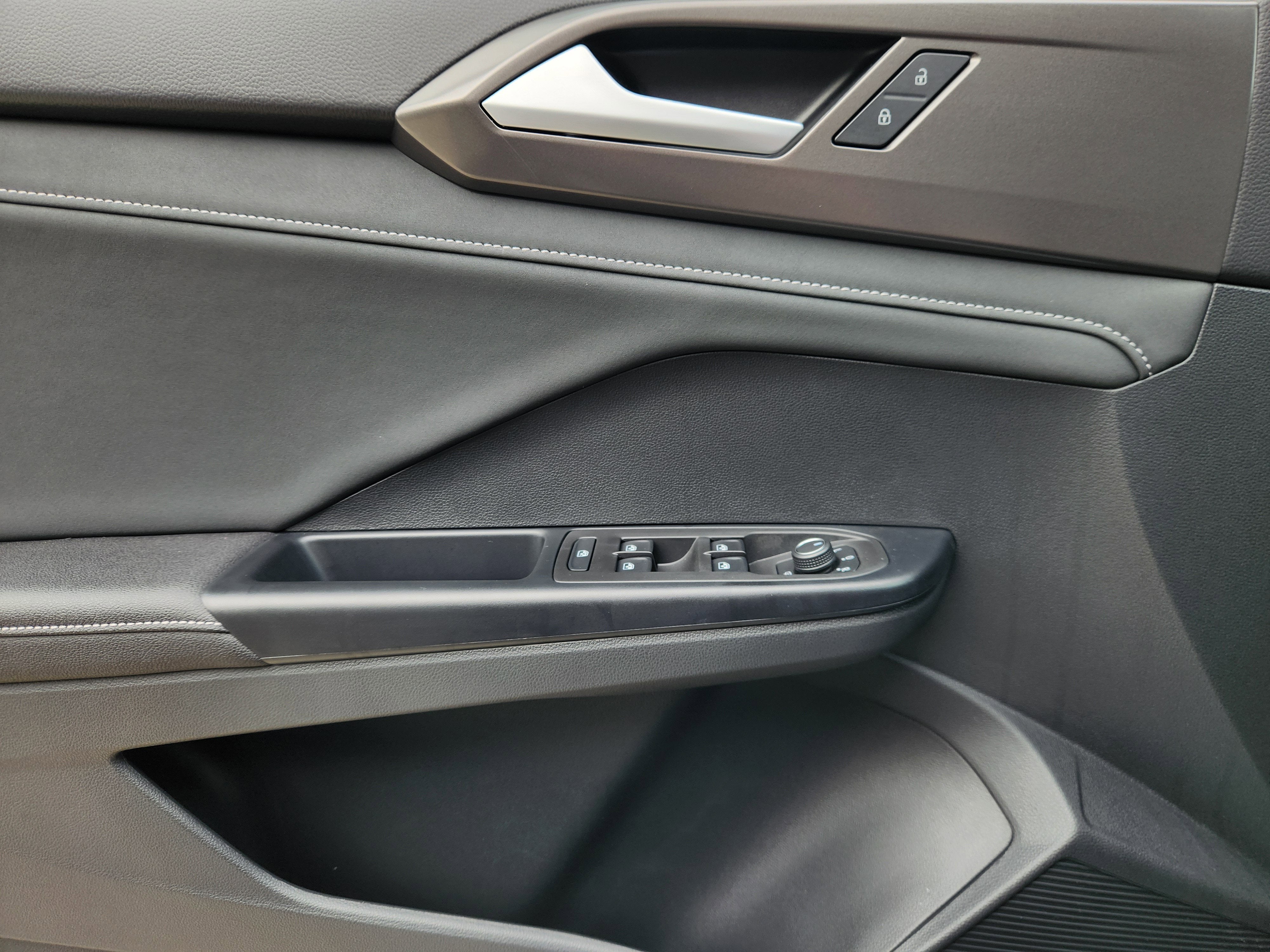 2026 Volkswagen Taos SE Black