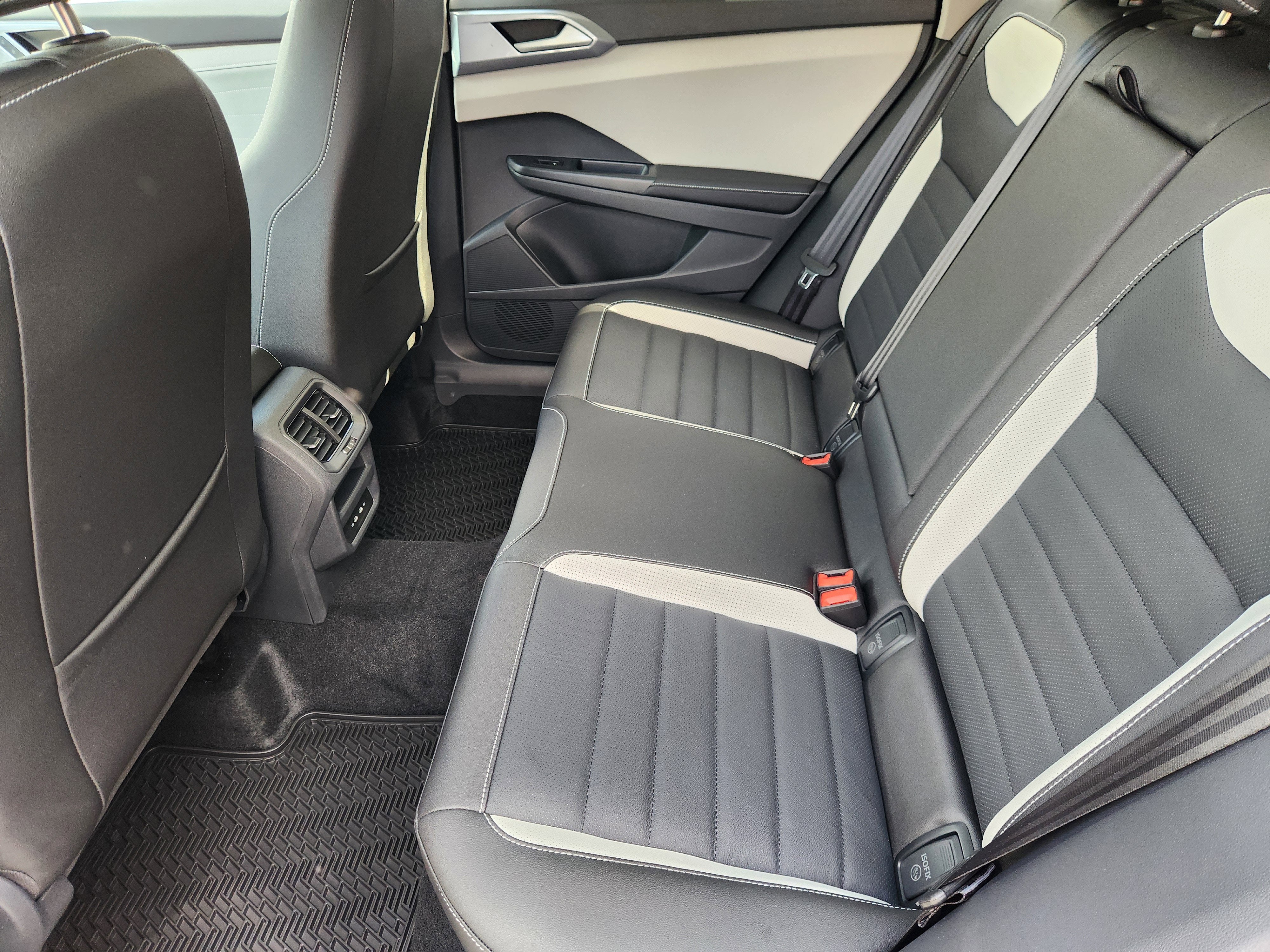 2026 Volkswagen Taos SEL