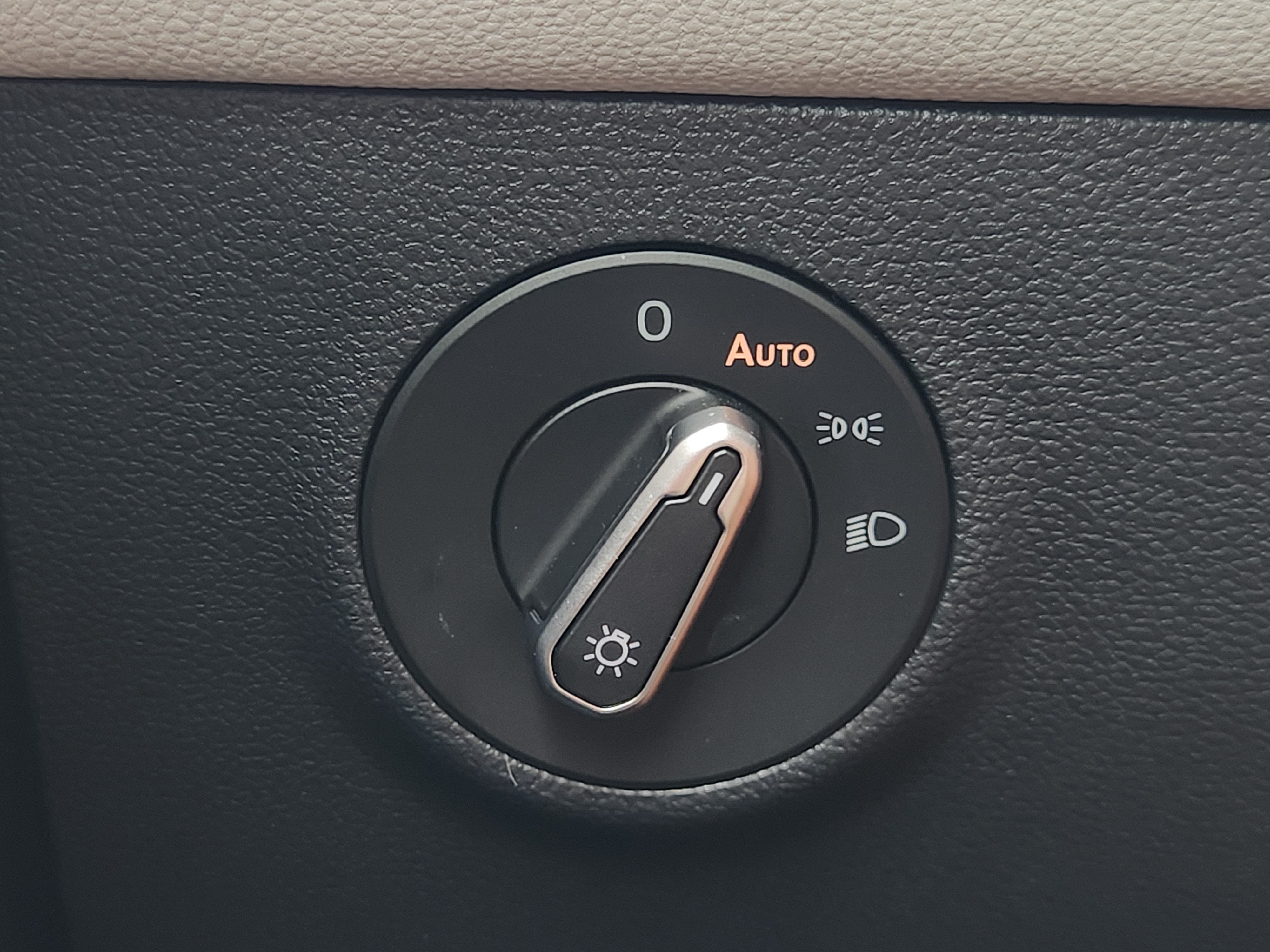 2025 Volkswagen Taos SEL