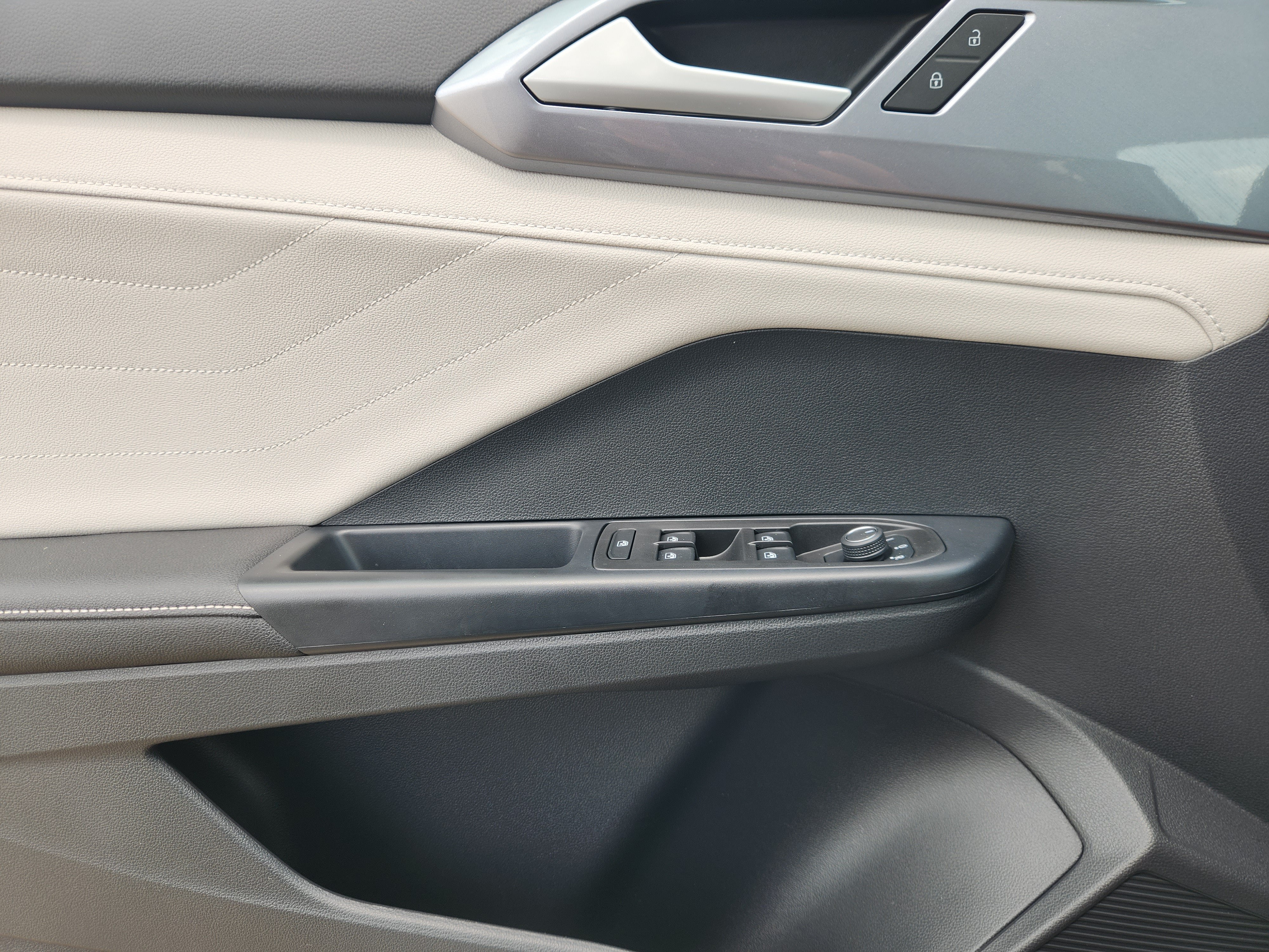 2025 Volkswagen Taos SEL