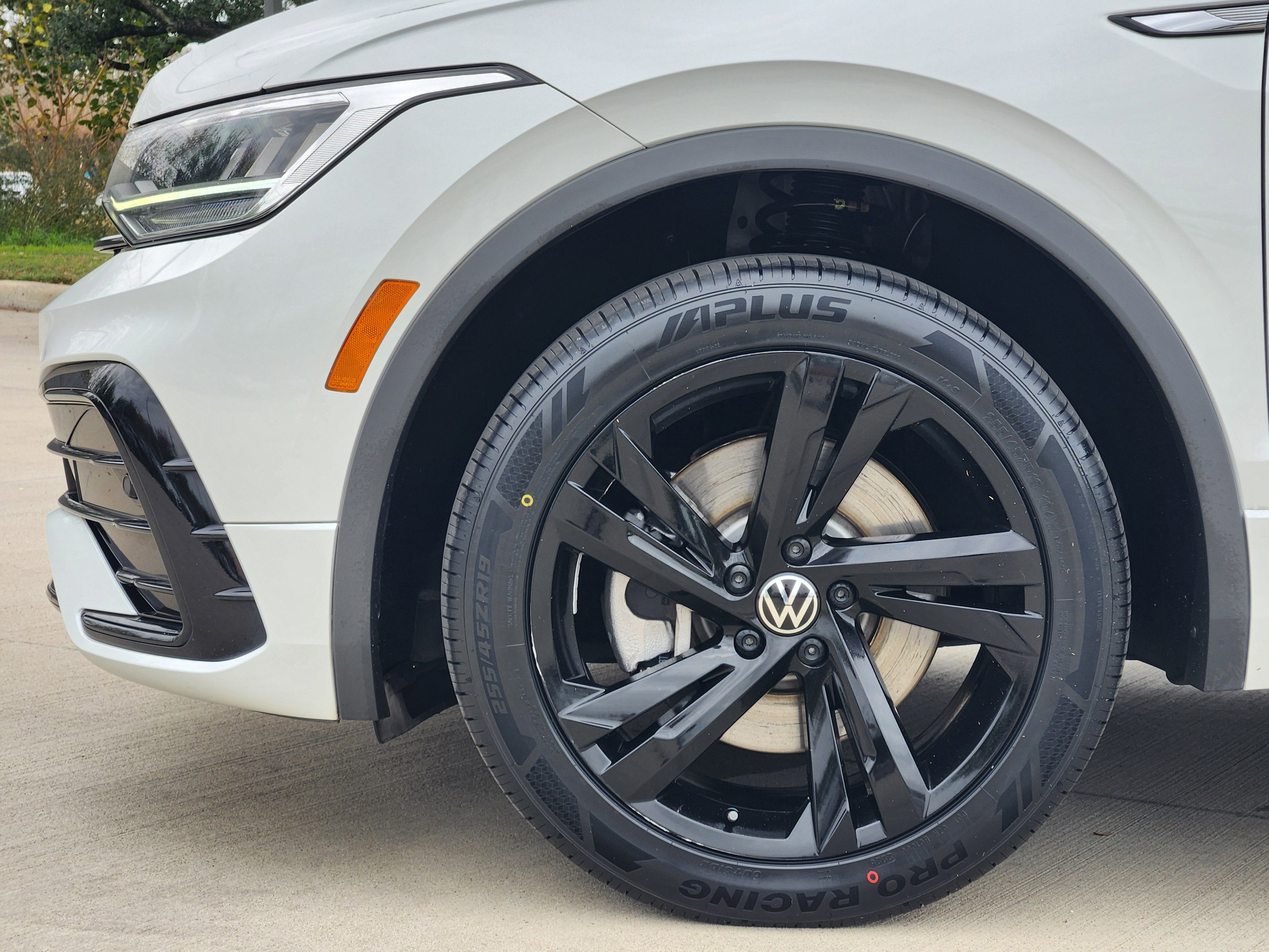 2024 Volkswagen Tiguan SE R-Line Black