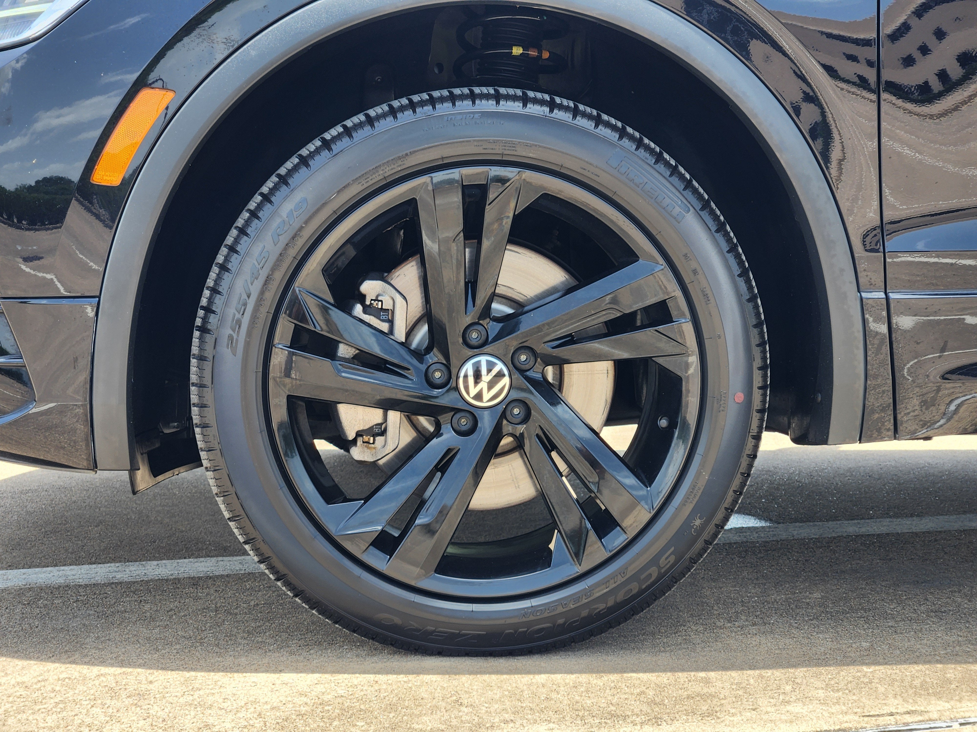 2023 Volkswagen Tiguan SE R-Line Black