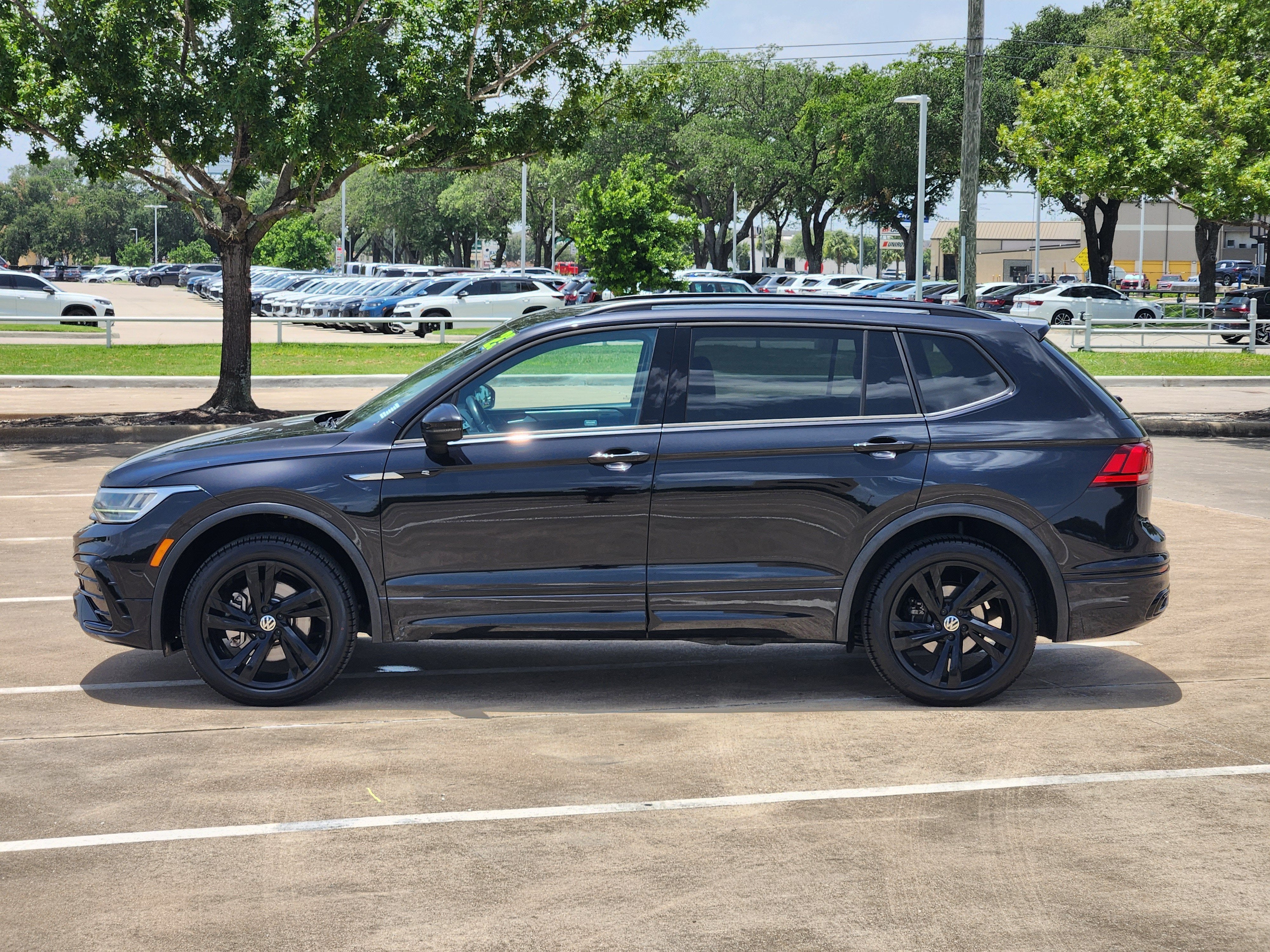 2023 Volkswagen Tiguan SE R-Line Black