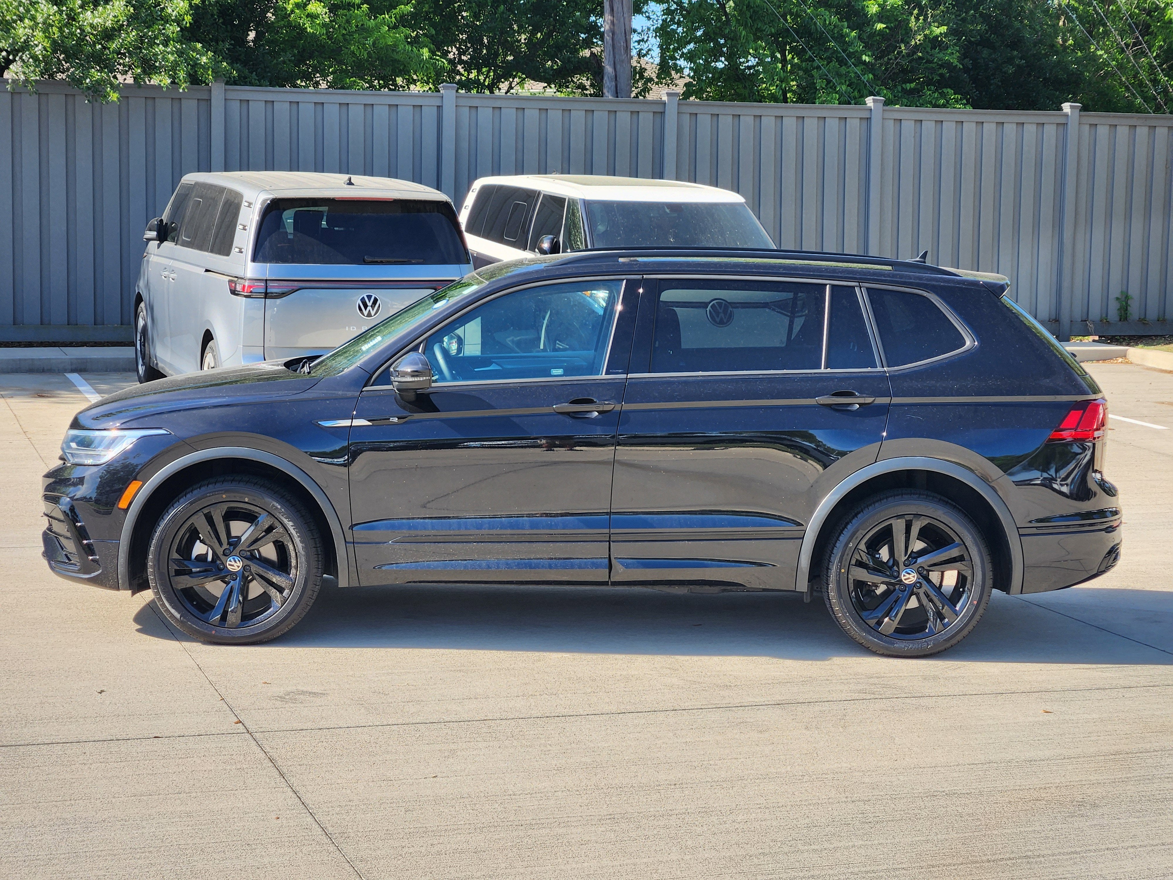 2023 Volkswagen Tiguan SE R-Line Black