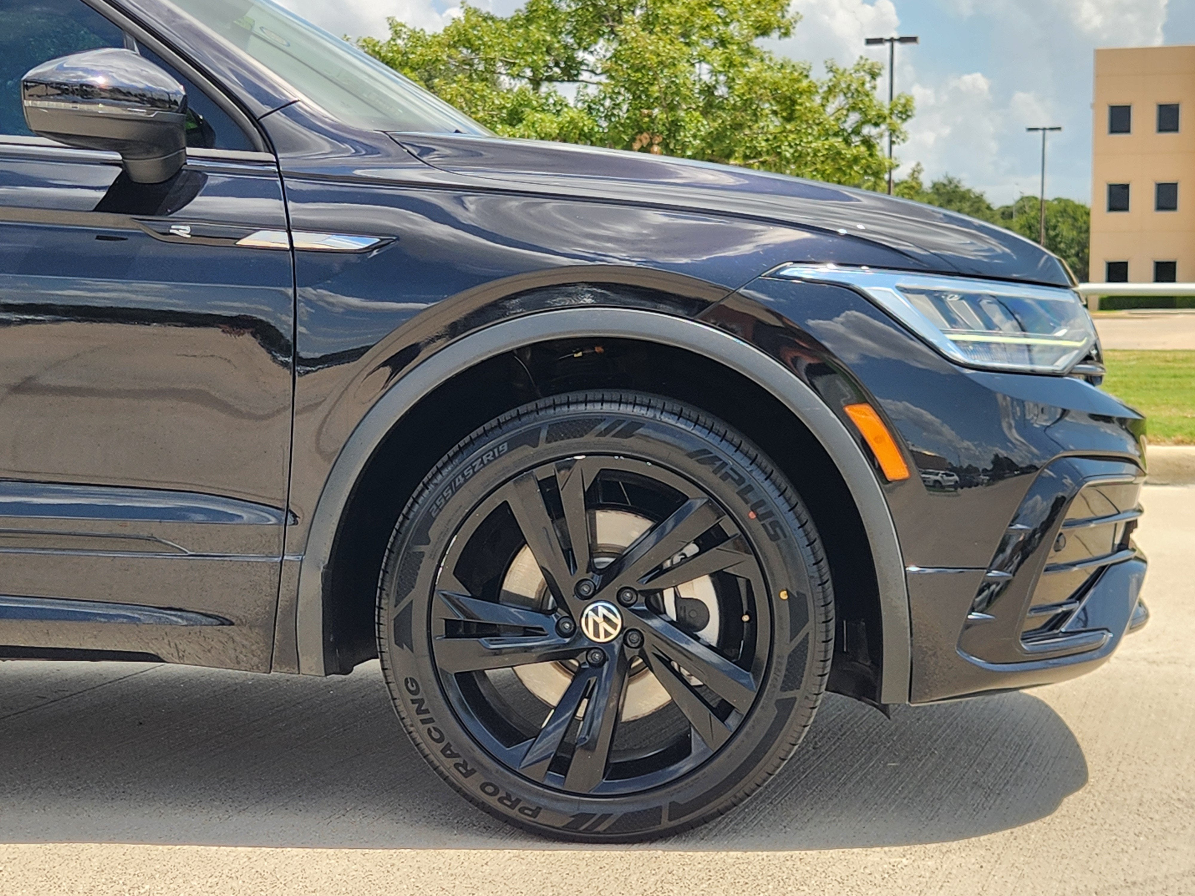 2023 Volkswagen Tiguan SE R-Line Black