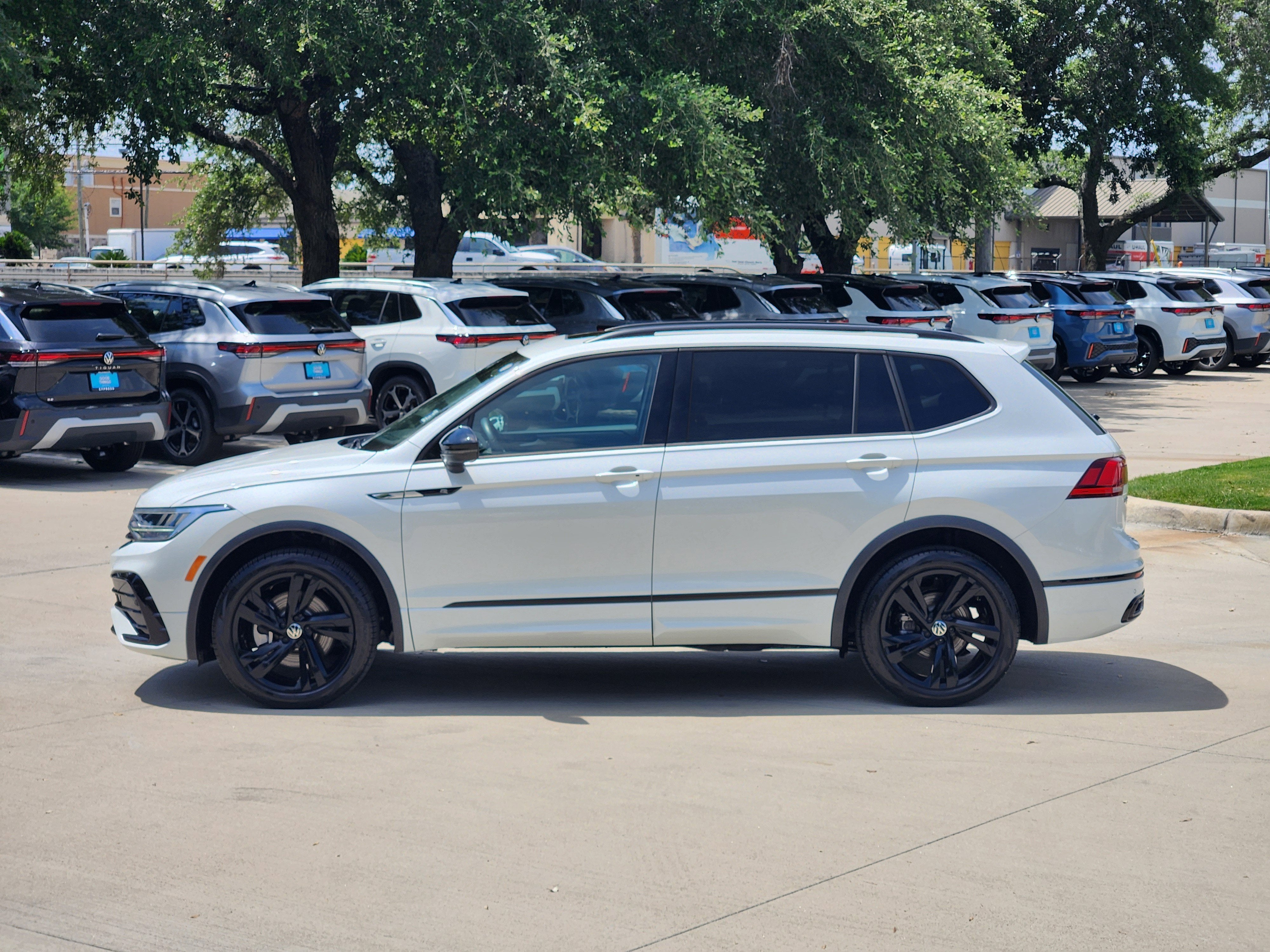 2024 Volkswagen Tiguan SE R-Line Black