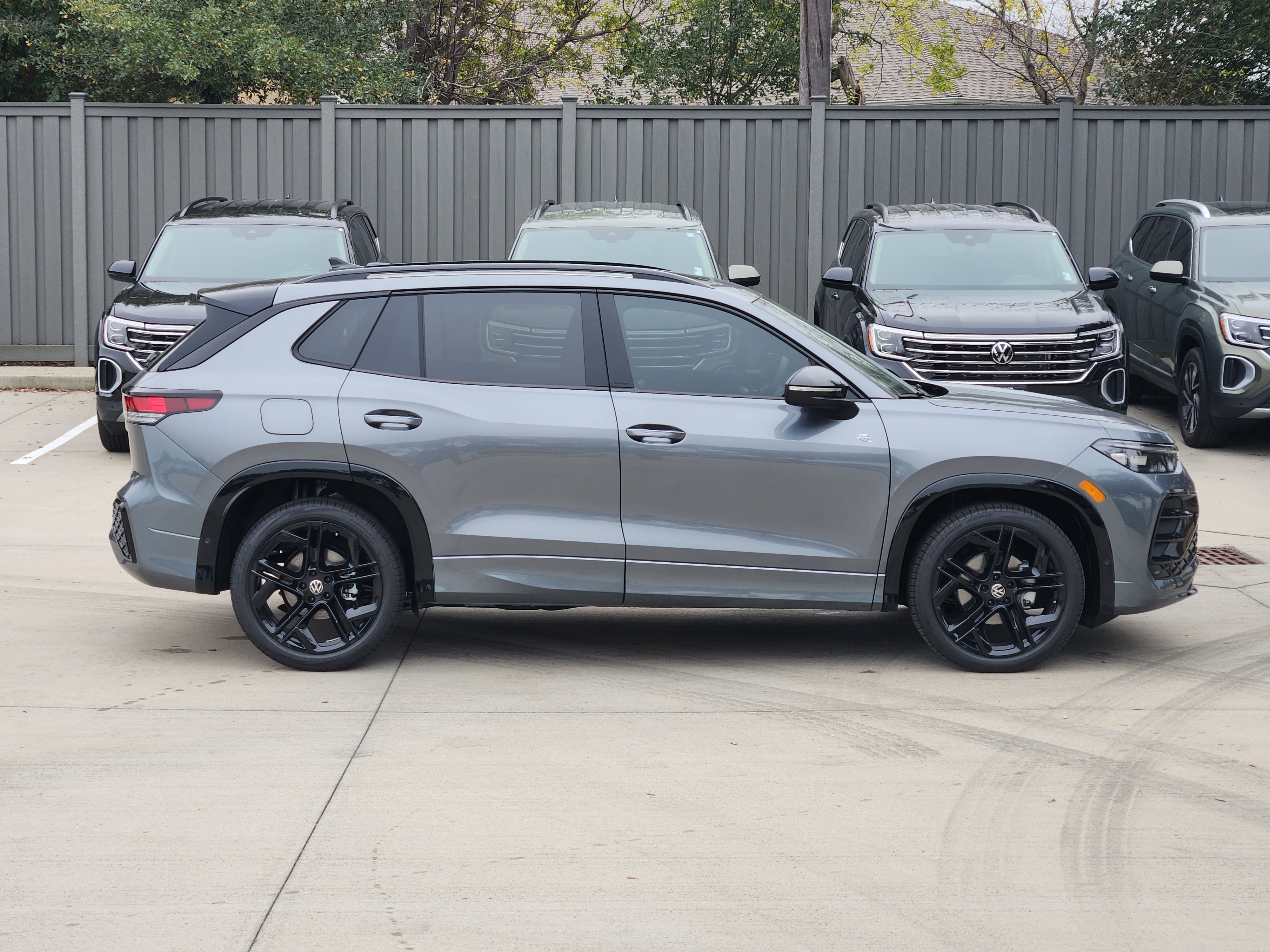 2026 Volkswagen Tiguan SE R-Line Black