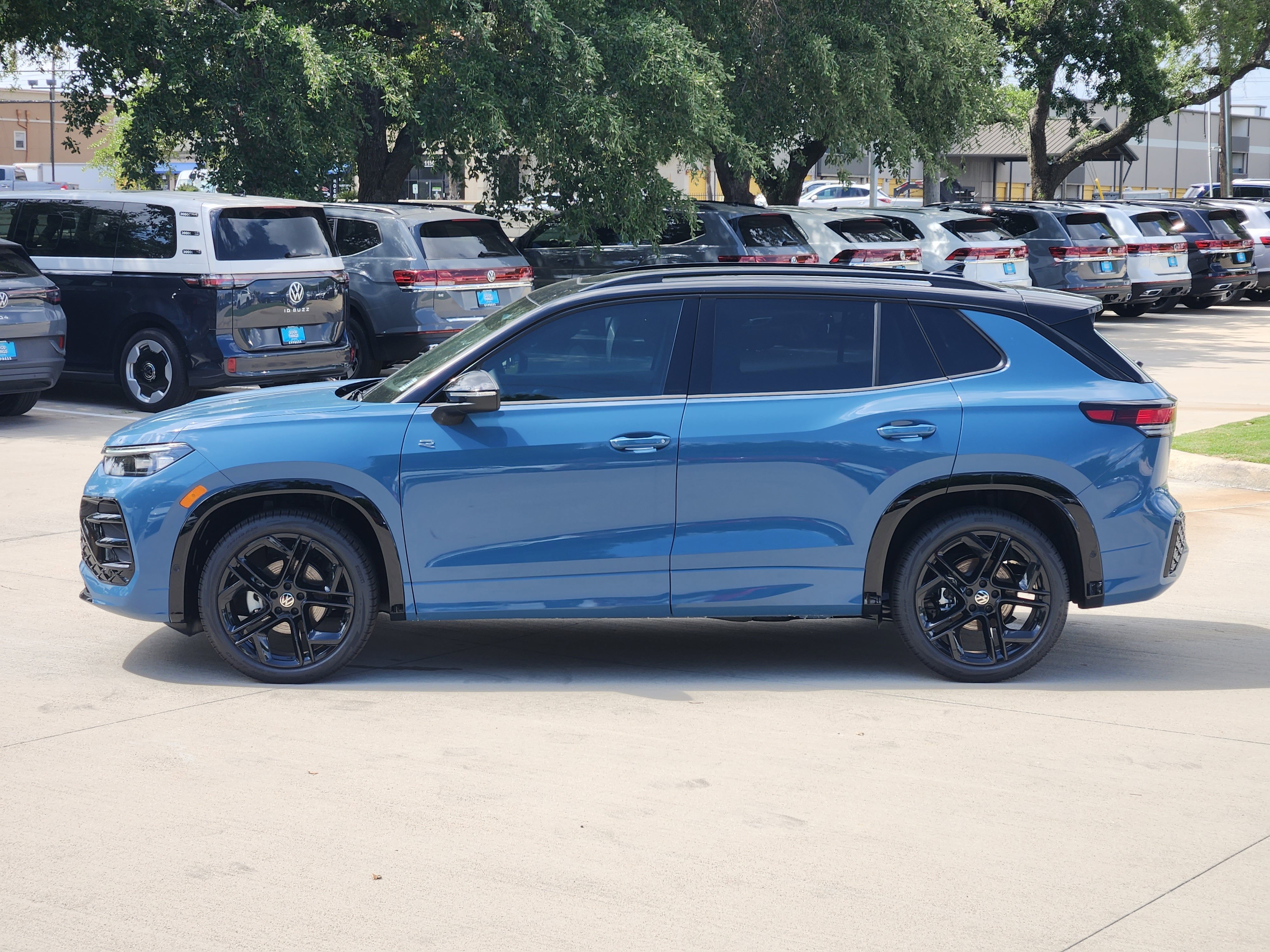2026 Volkswagen Tiguan SE R-Line Black