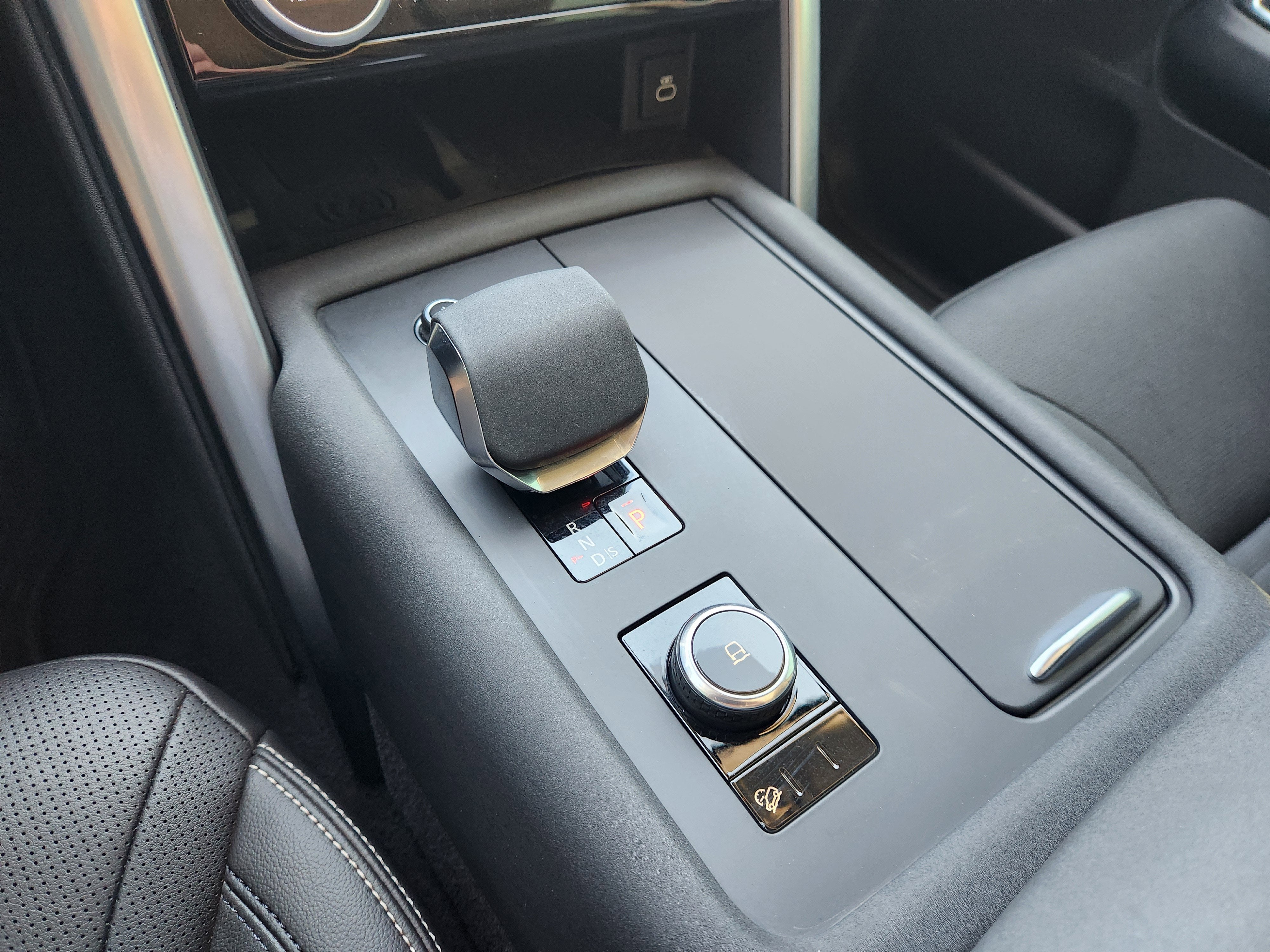 2024 Land Rover Discovery S