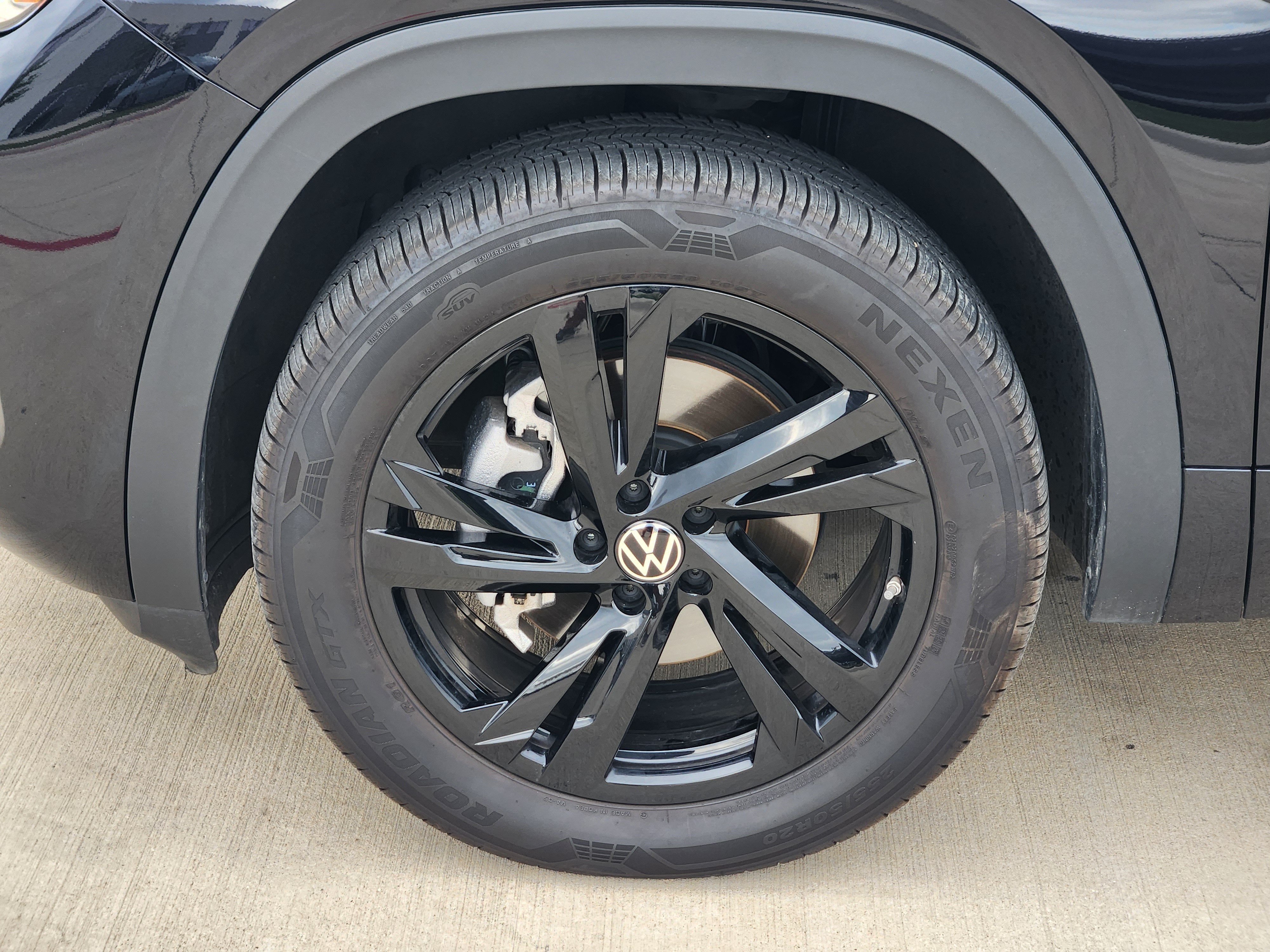 2026 Volkswagen Atlas Cross Sport 2.0T SEL R-Line Black