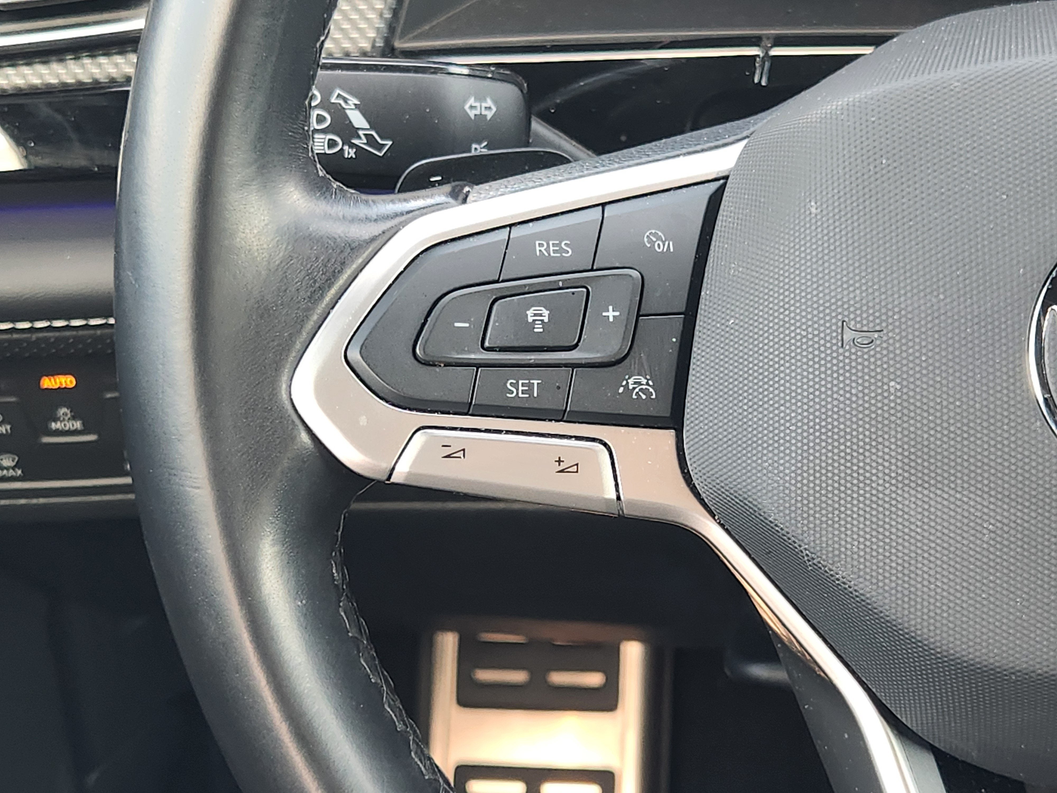 2024 Volkswagen Atlas Cross Sport 2.0T SEL R-Line