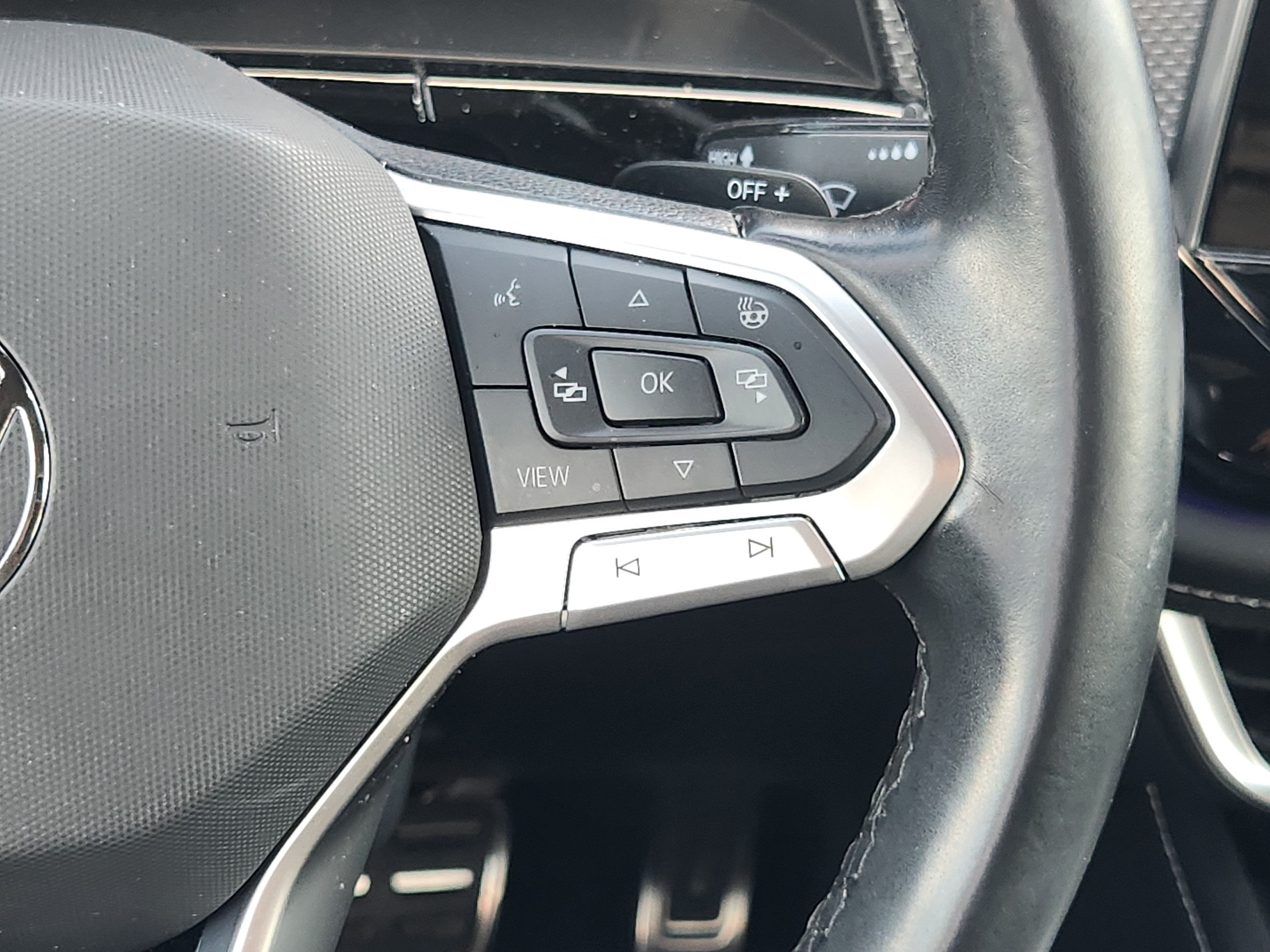 2024 Volkswagen Atlas Cross Sport 2.0T SEL R-Line