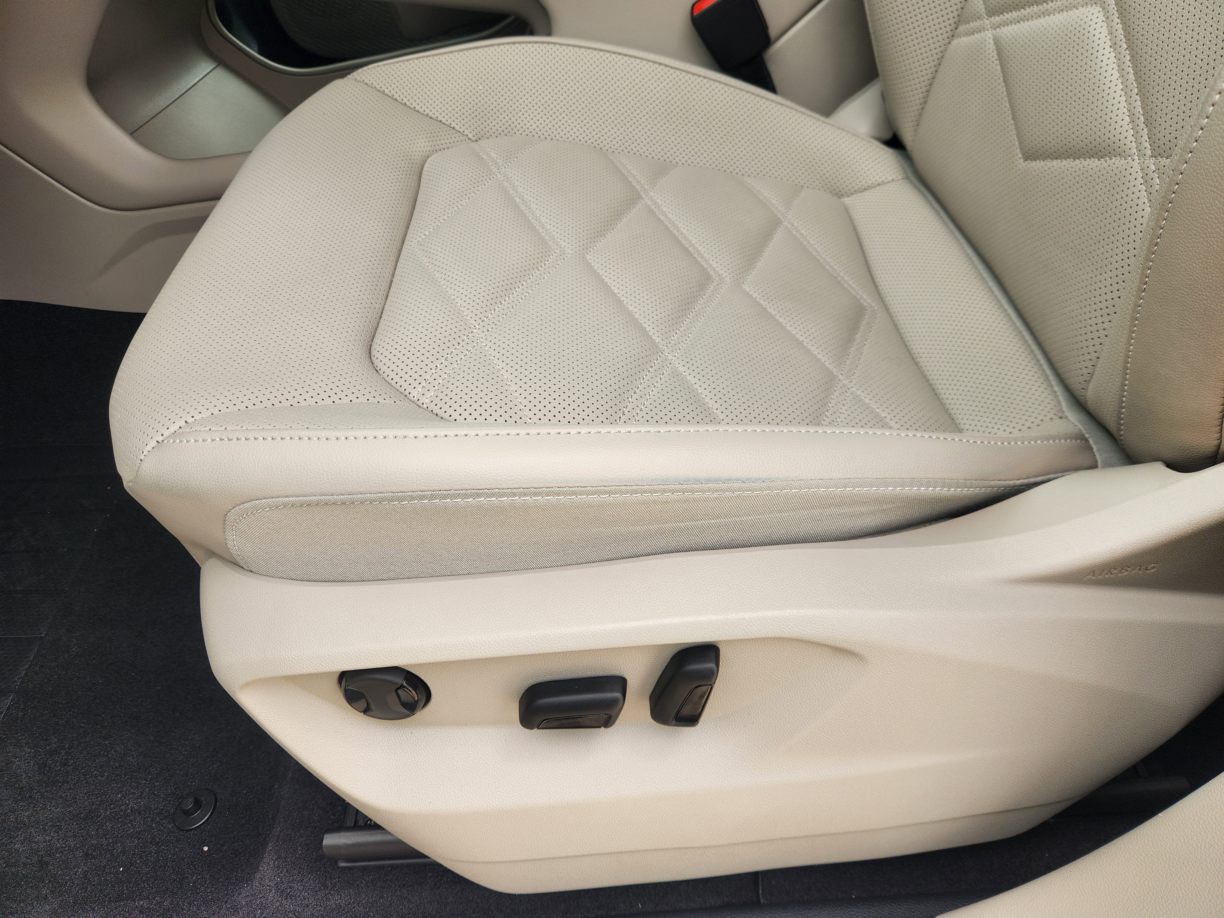 2025 Volkswagen Atlas 2.0T SE