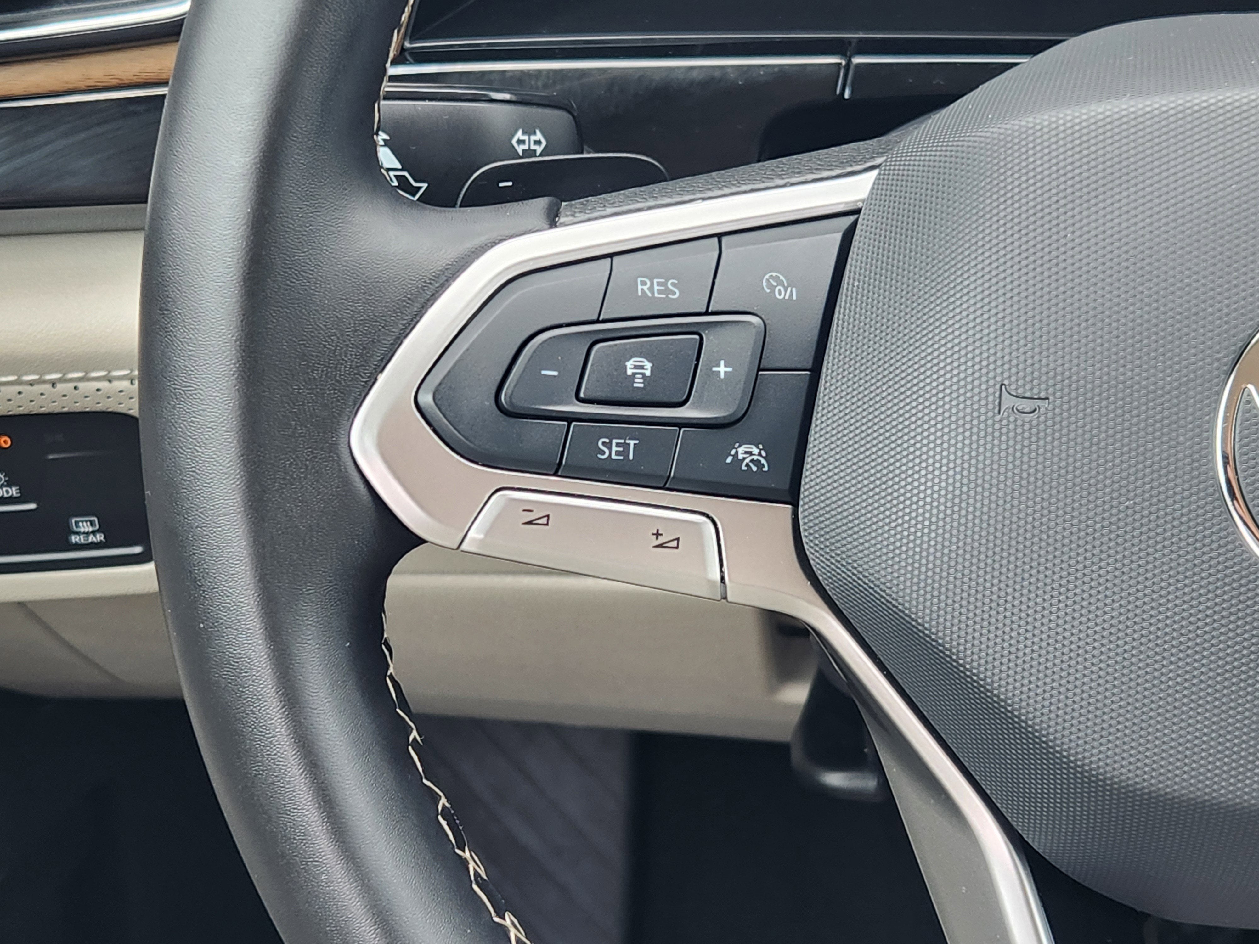 2025 Volkswagen Atlas 2.0T SE
