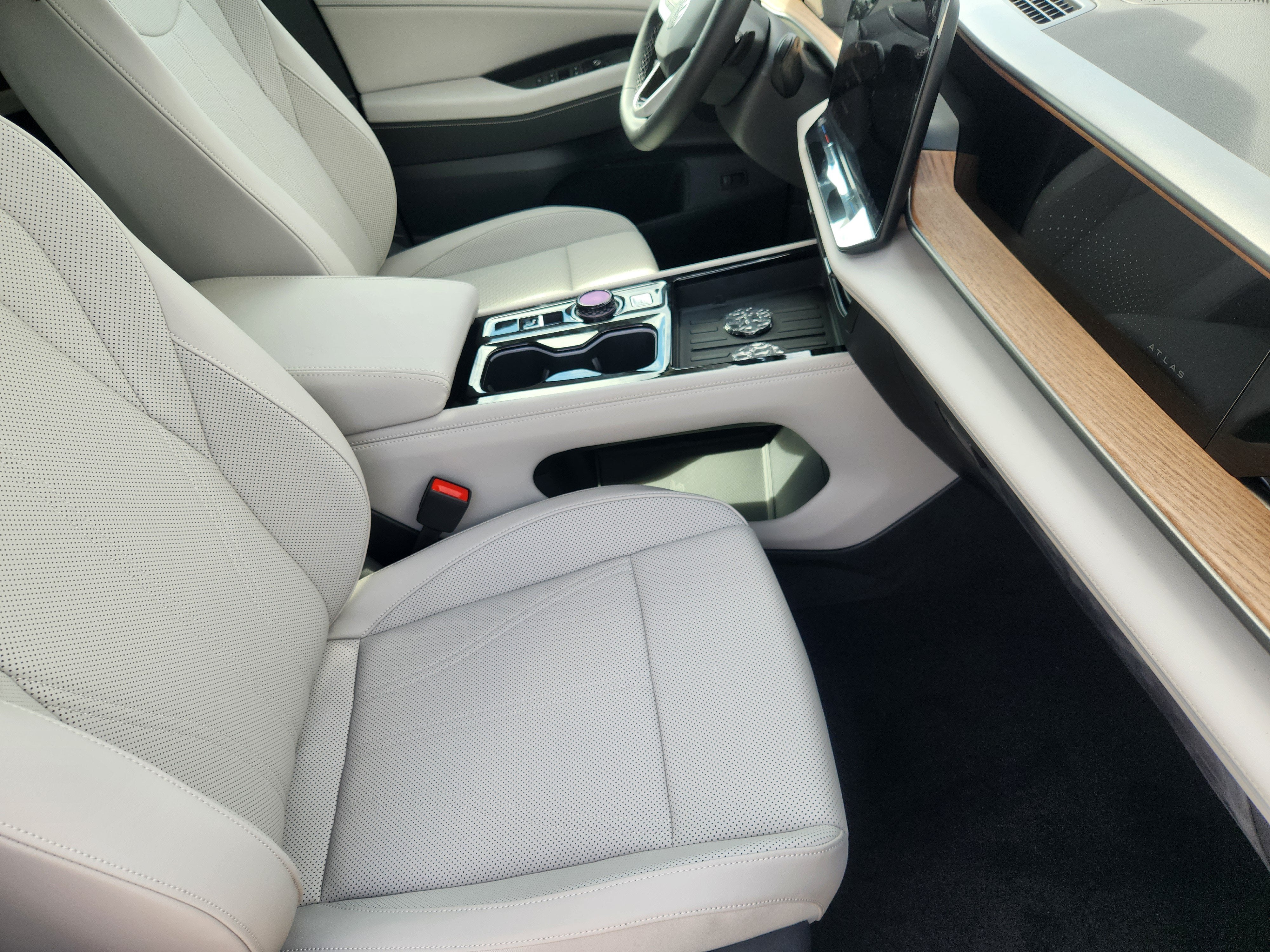 2027 Volkswagen Atlas SE w/Technology