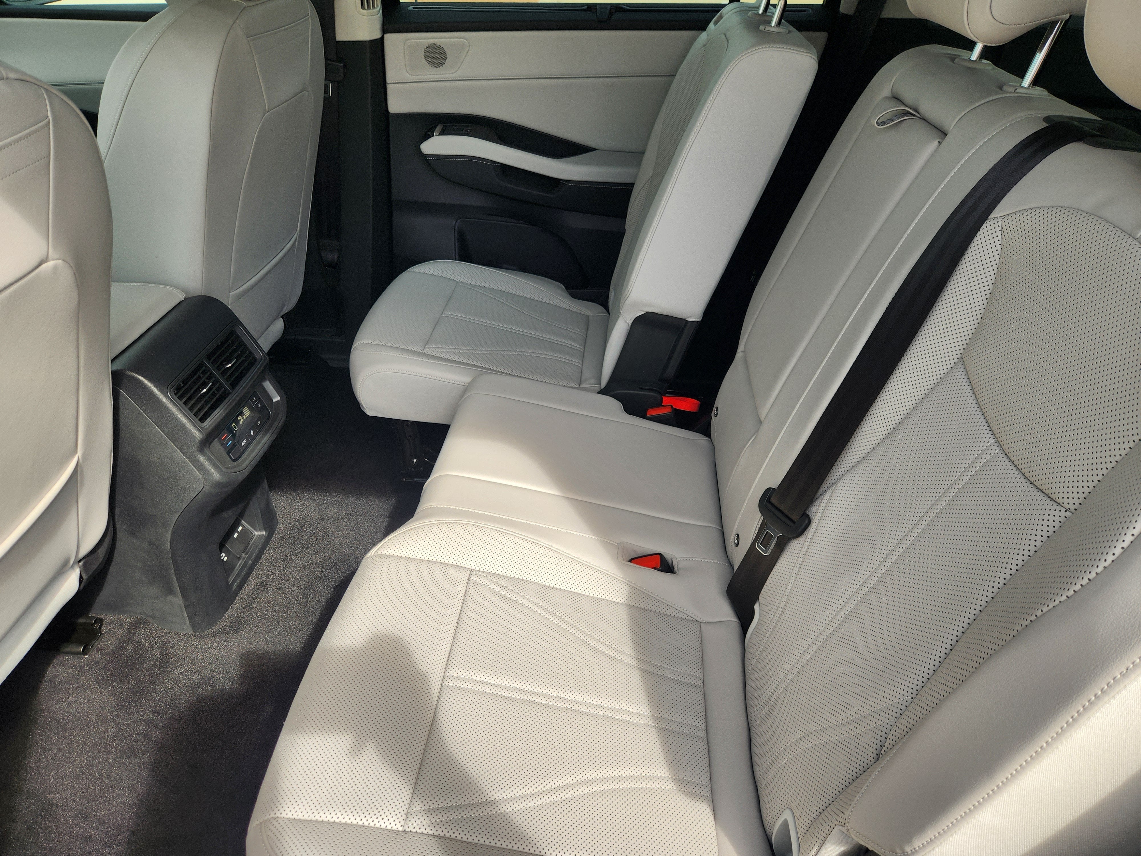 2027 Volkswagen Atlas SE w/Technology