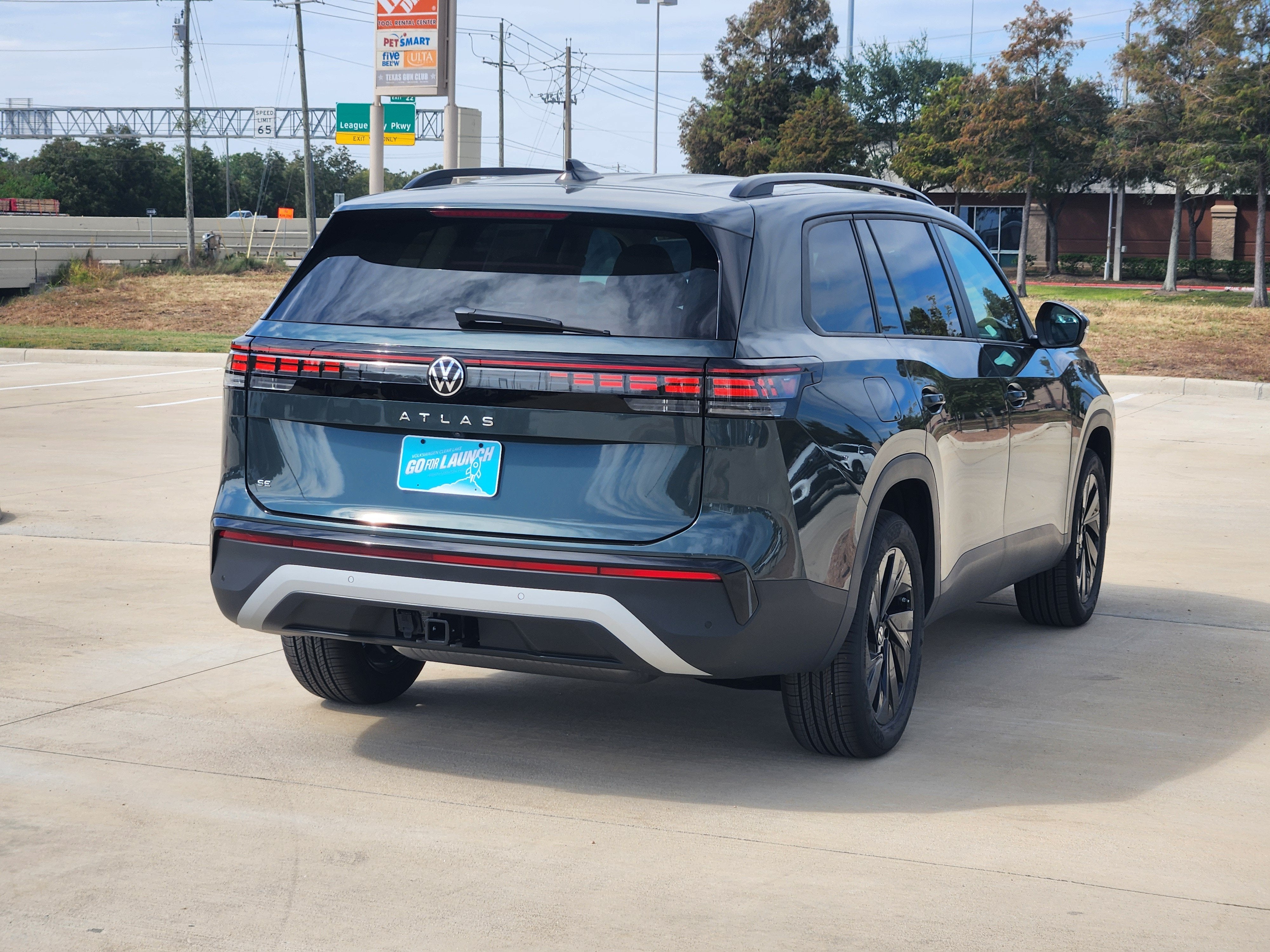 2027 Volkswagen Atlas SE w/Technology