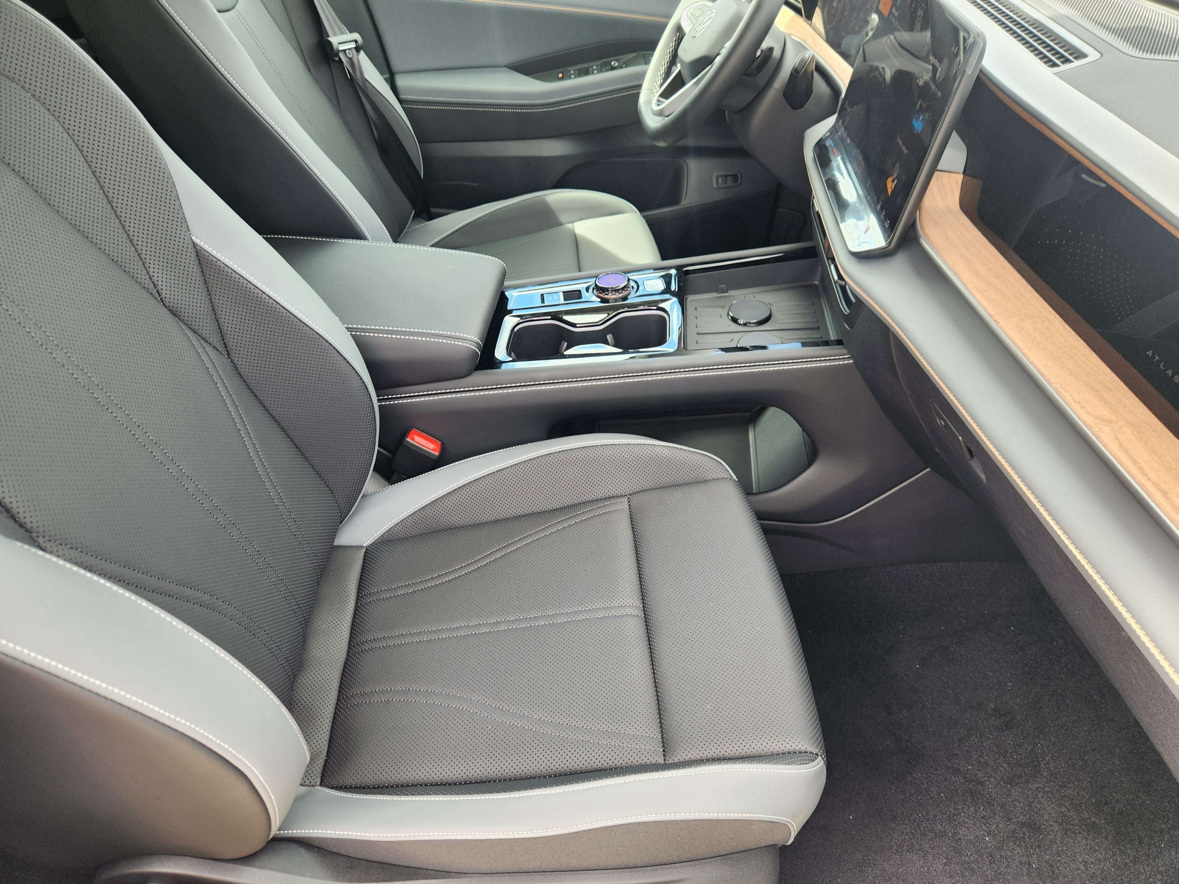 2027 Volkswagen Atlas SE w/Technology