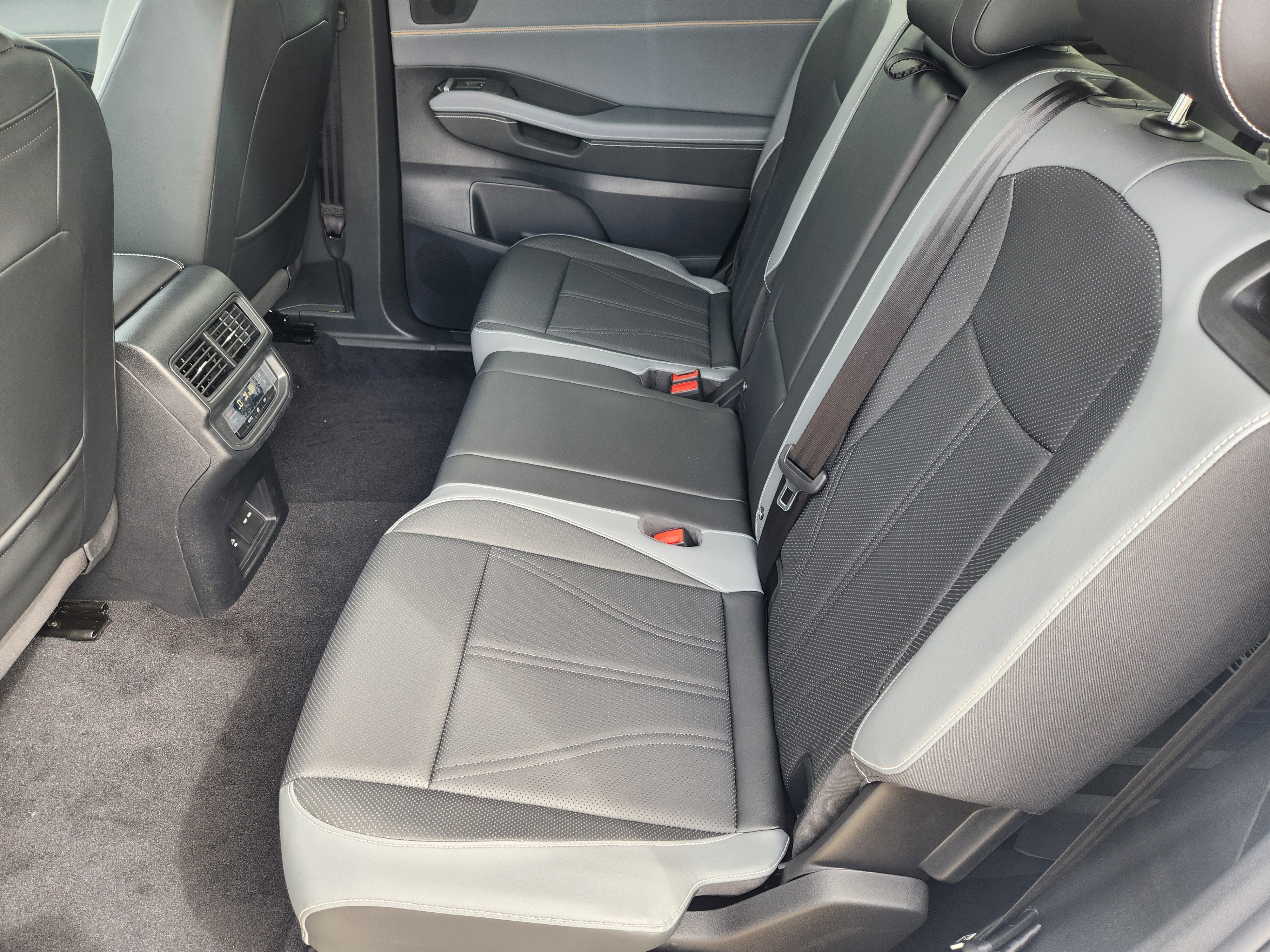 2027 Volkswagen Atlas SE w/Technology
