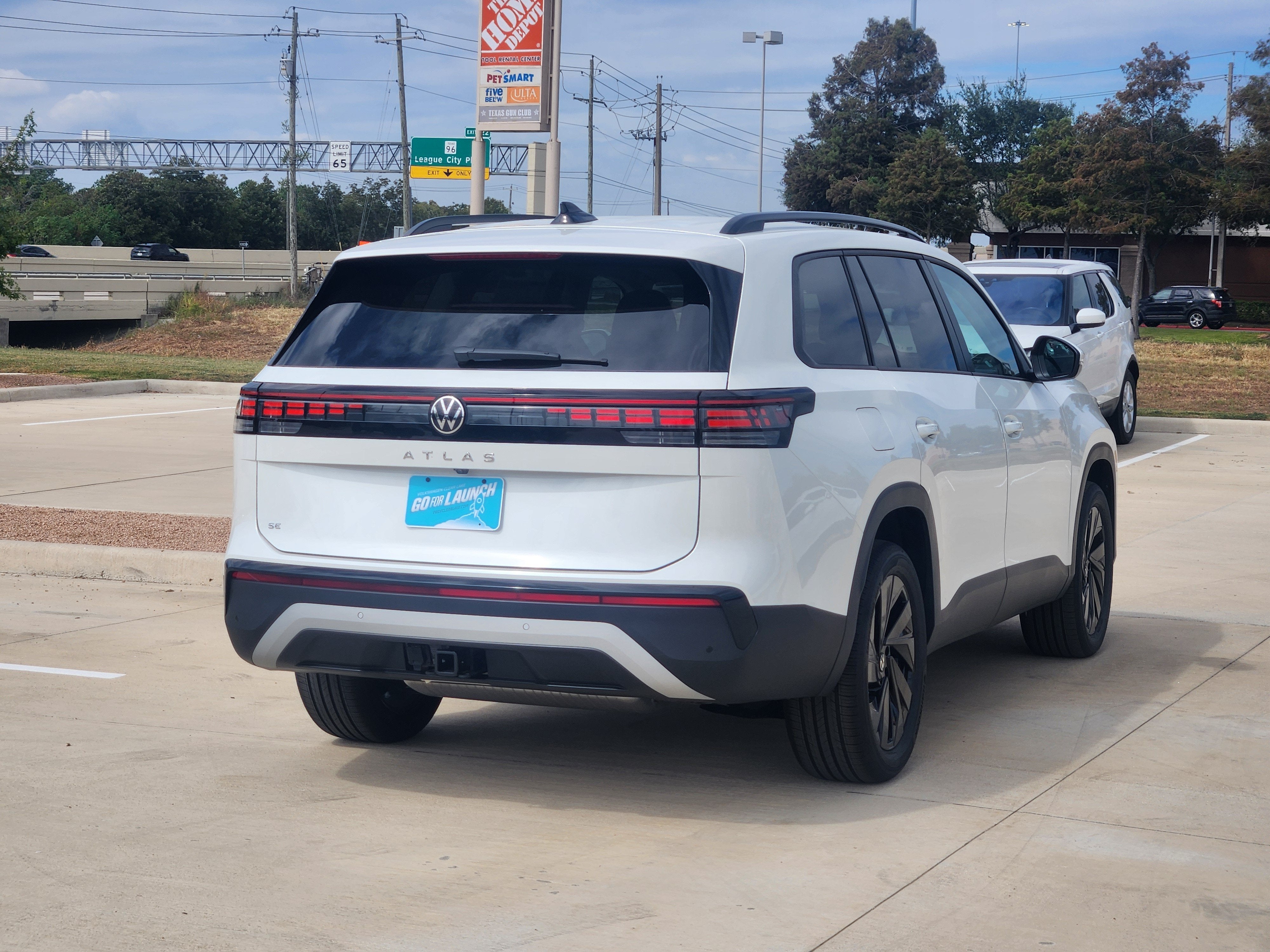 2027 Volkswagen Atlas SE w/Technology